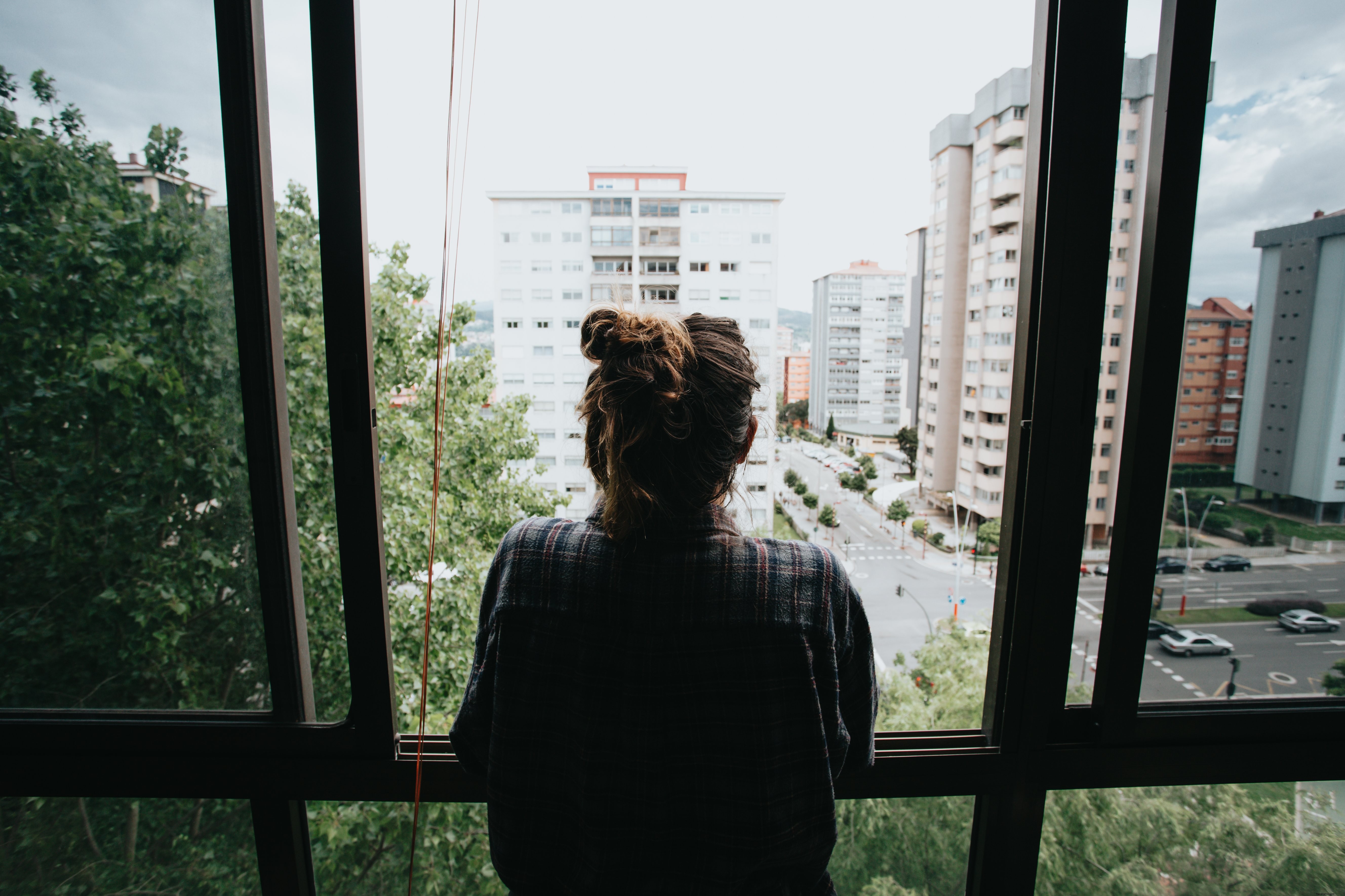 Vue d une fenêtre ouverte sur la ville en contrebas