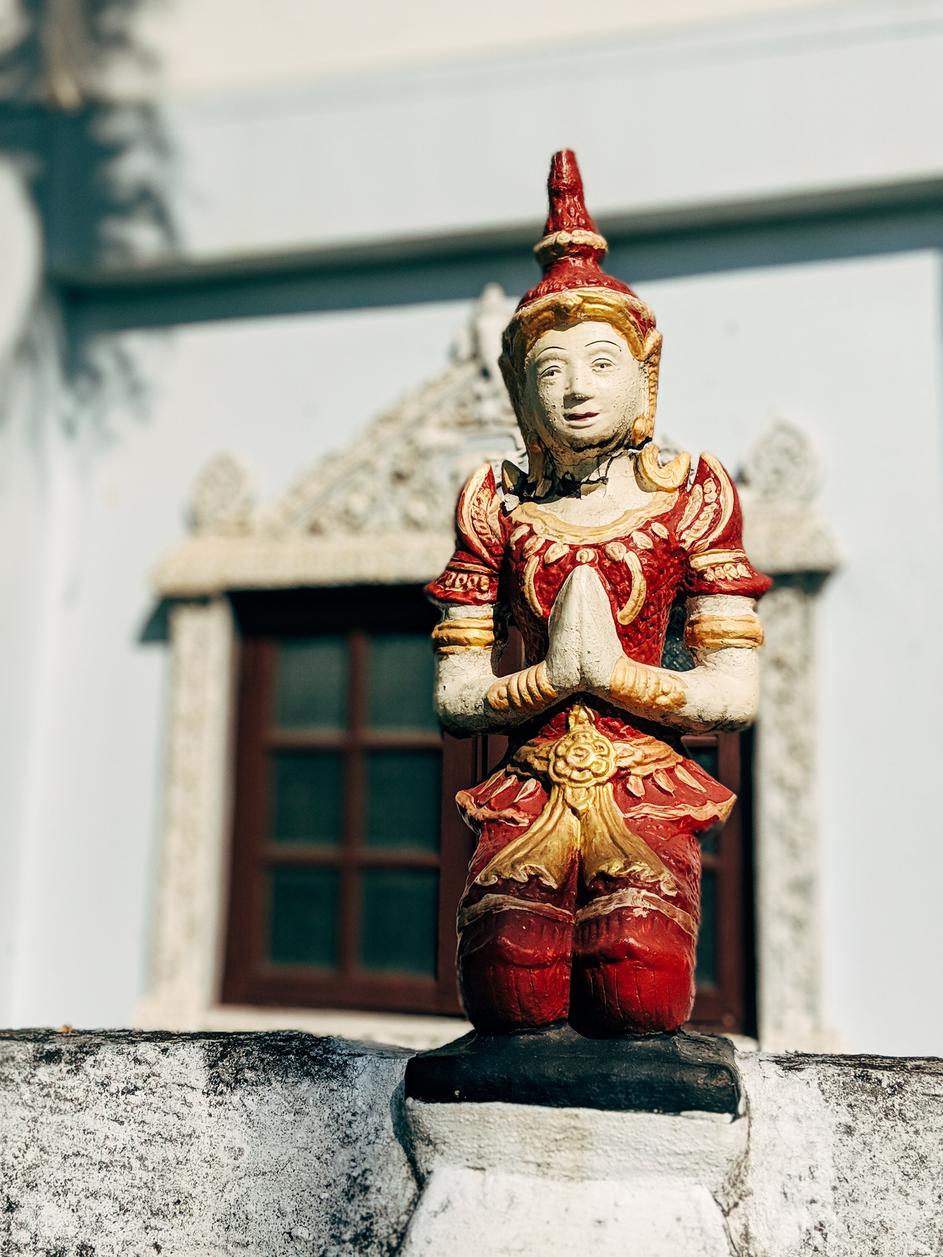 Photo d une statue murale bouddhiste artisanale