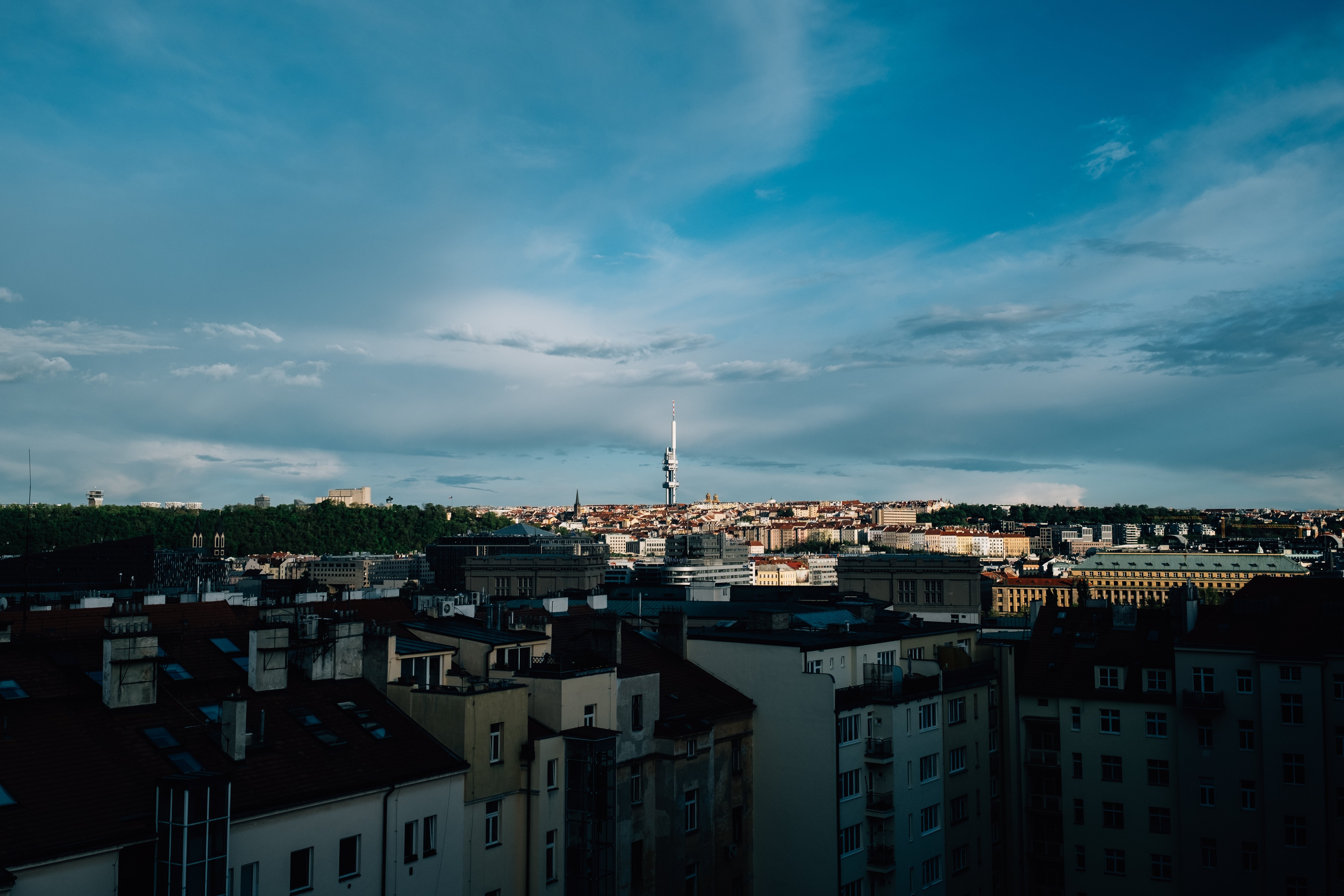 Photo d’un paysage urbain ombragé avec une tour au centre