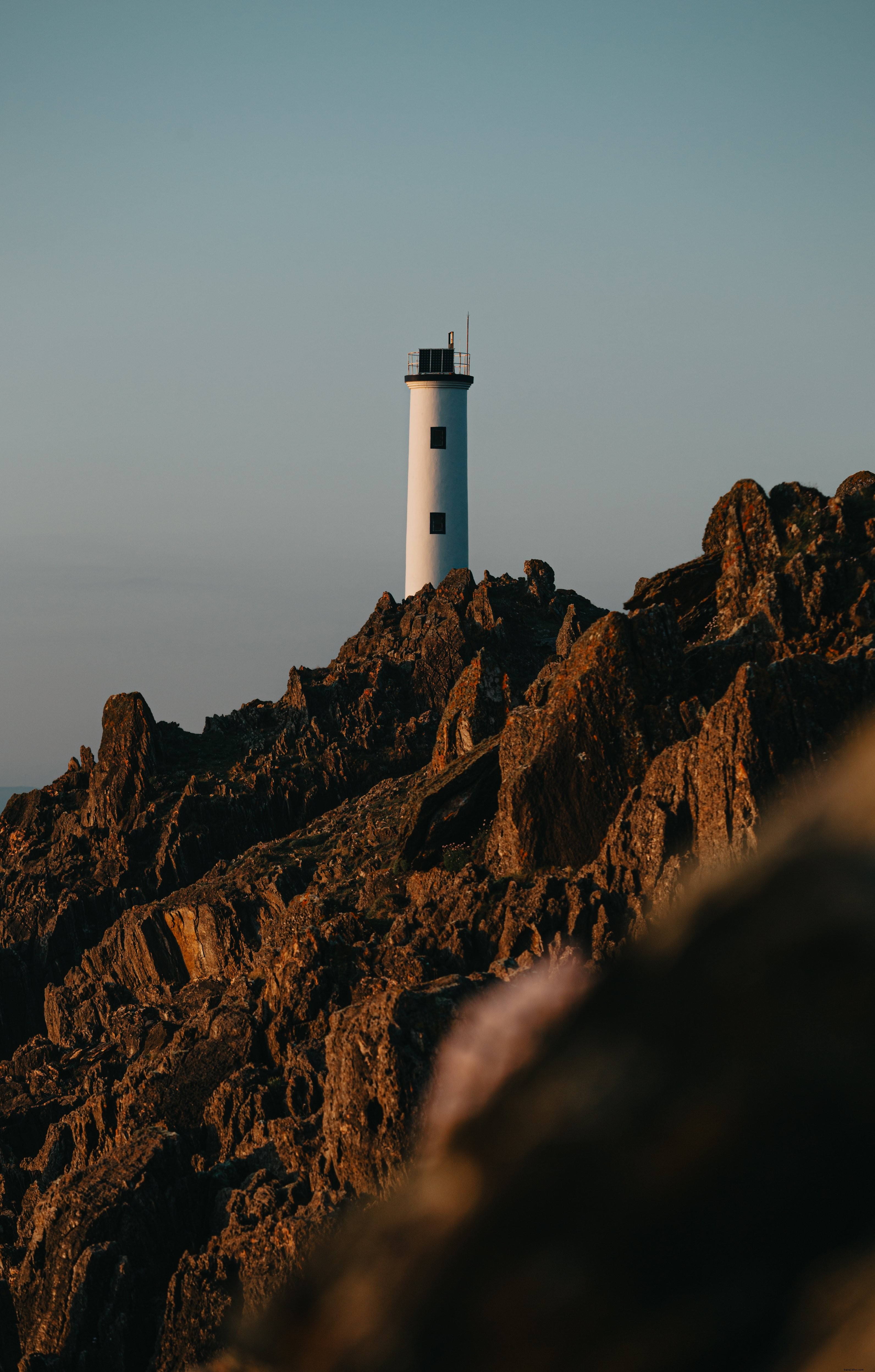 Un phare majestueux perché sur la crête escarpée de Sharp Mountain