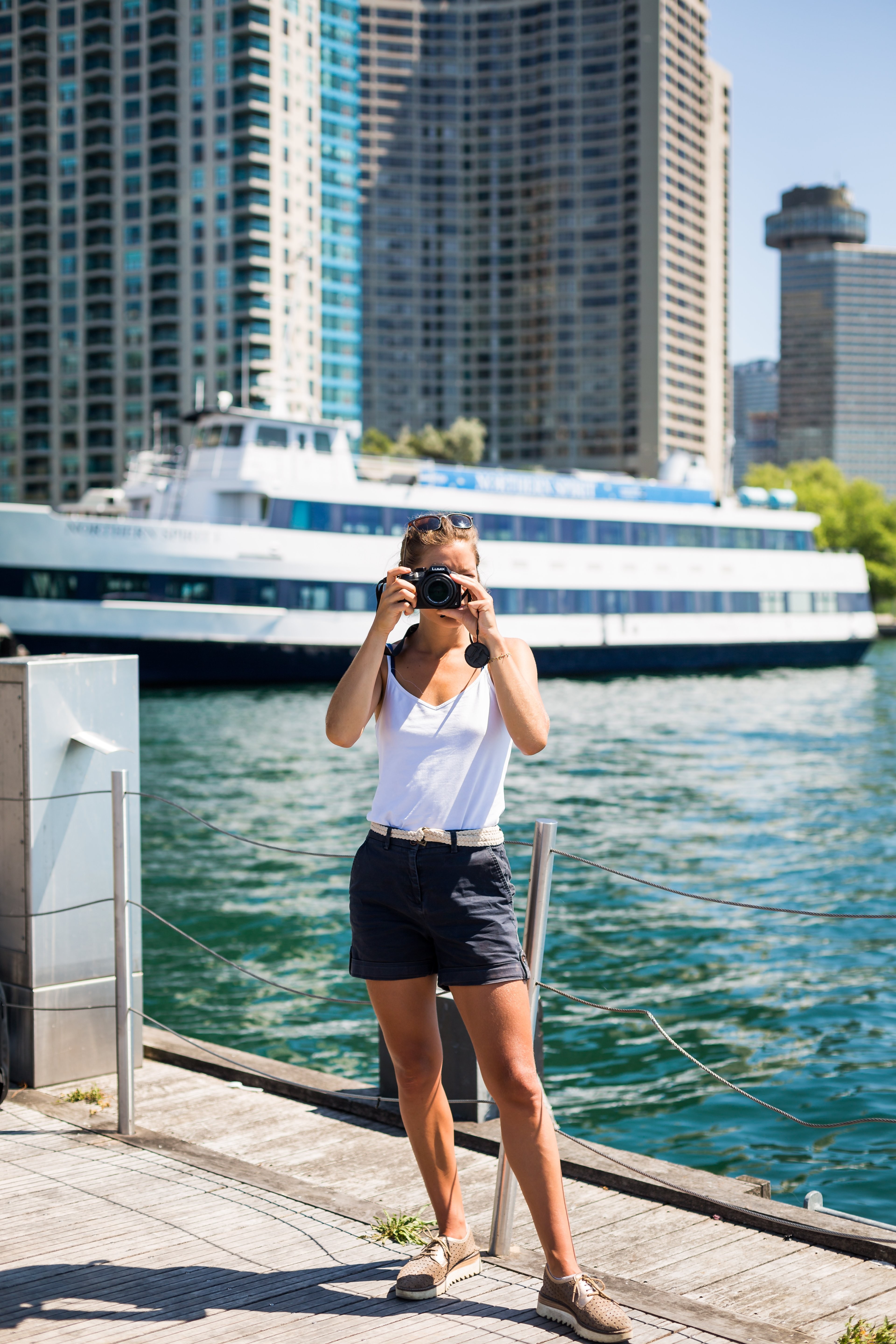 Une personne près du bord de l eau, appareil photo en main, prête à capturer une image