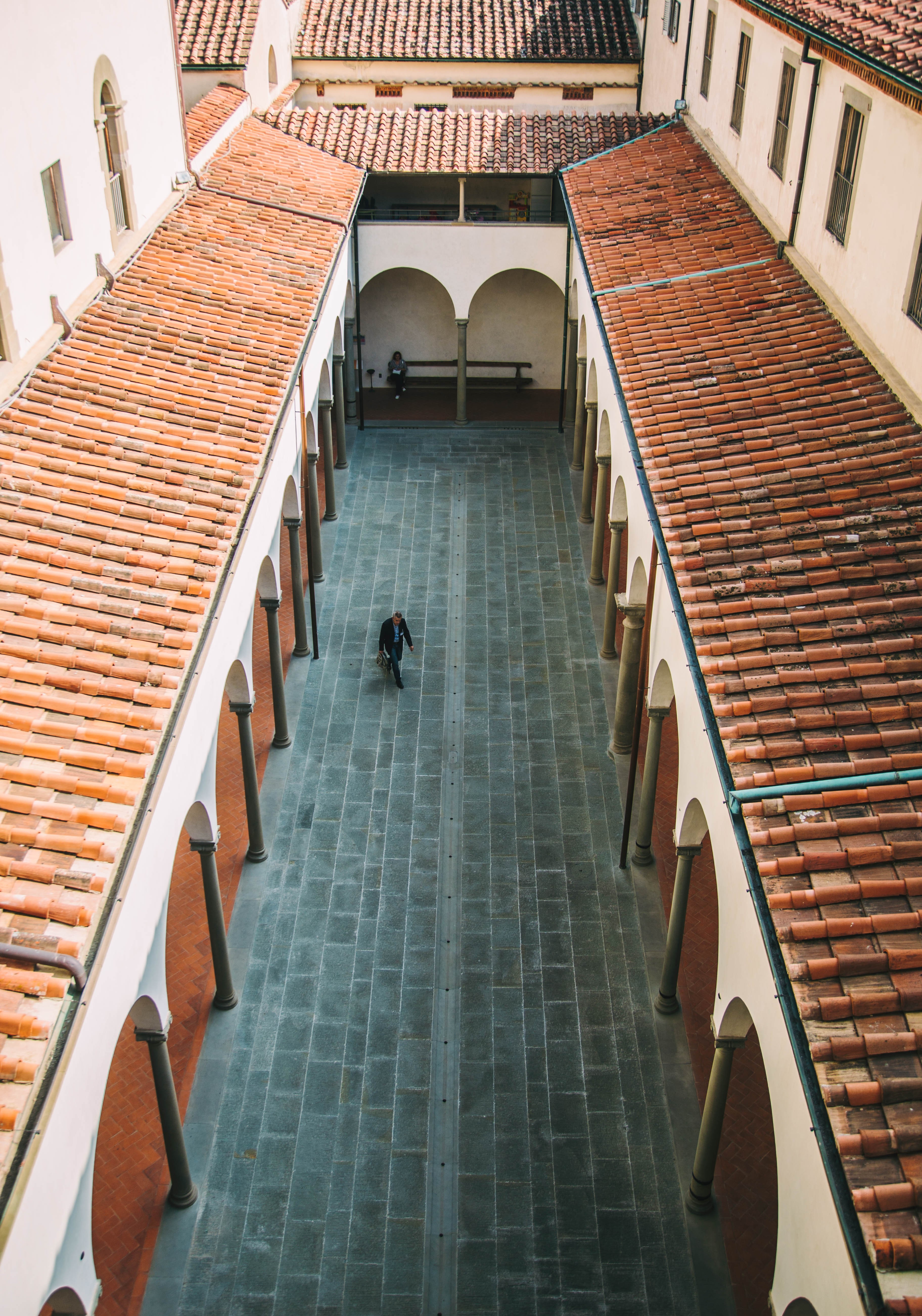 Photo : un homme marche à travers une cour étroite