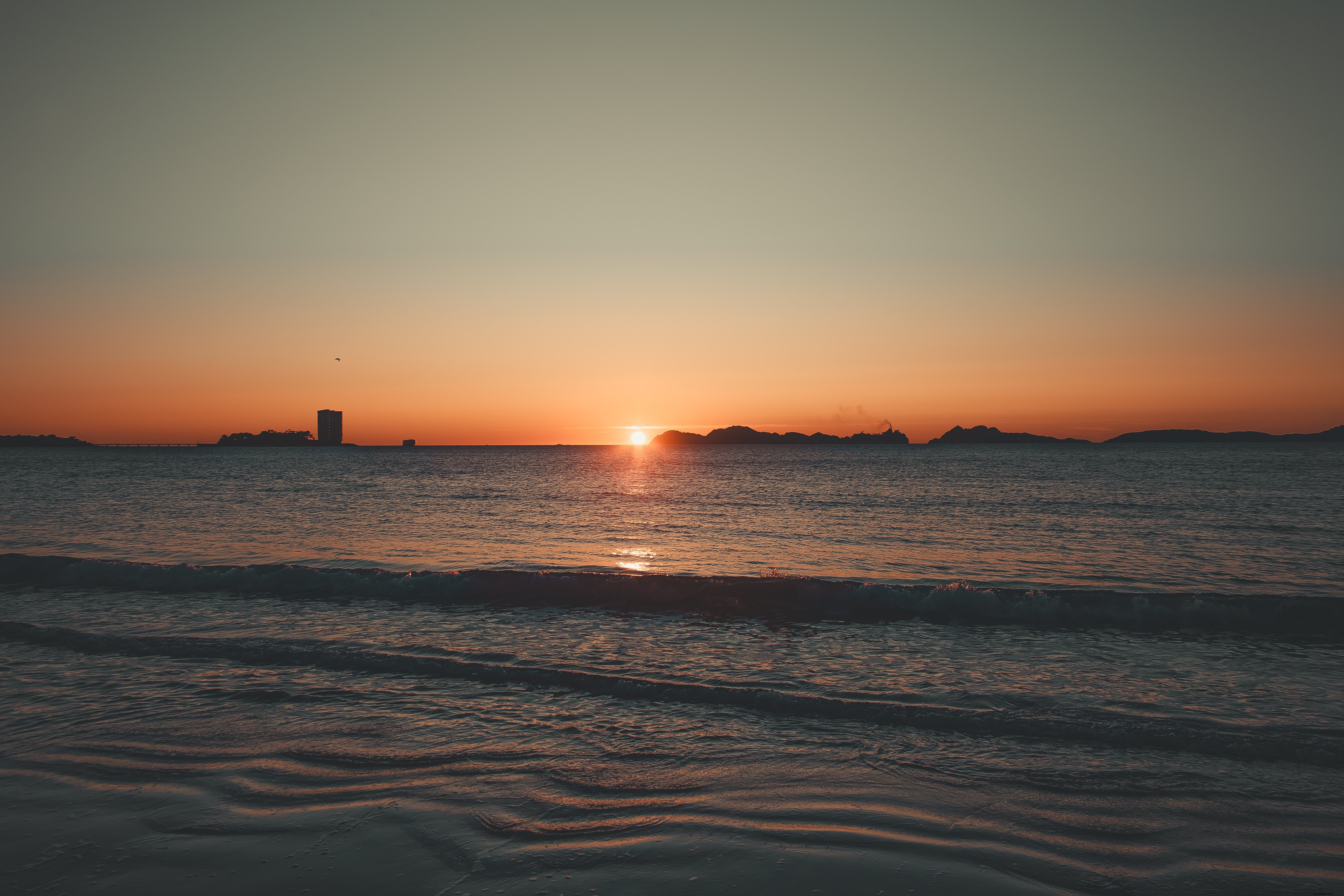 Marée qui s avance vers le rivage au coucher du soleil