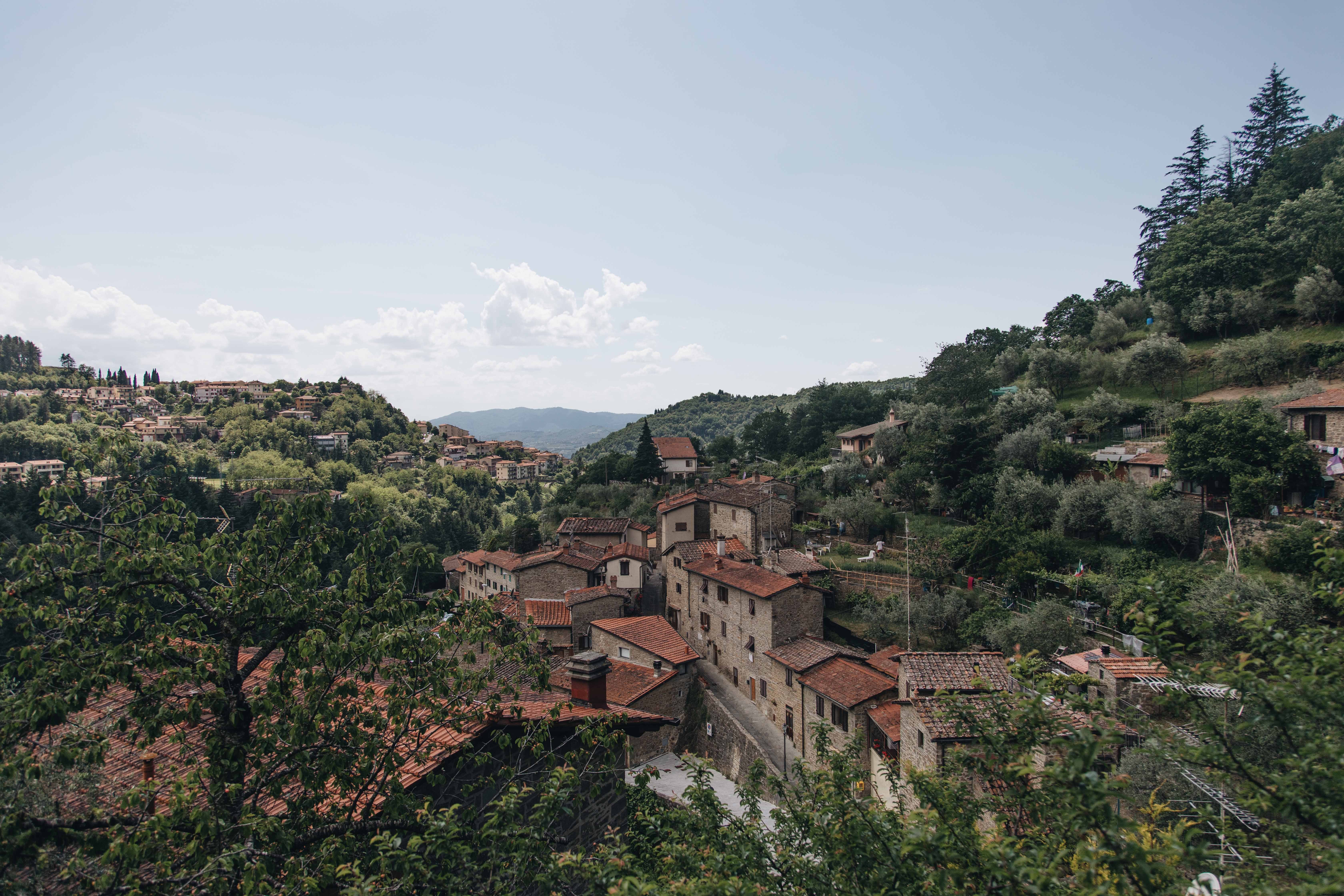 Photo : une ville de vallée italienne baignée de soleil