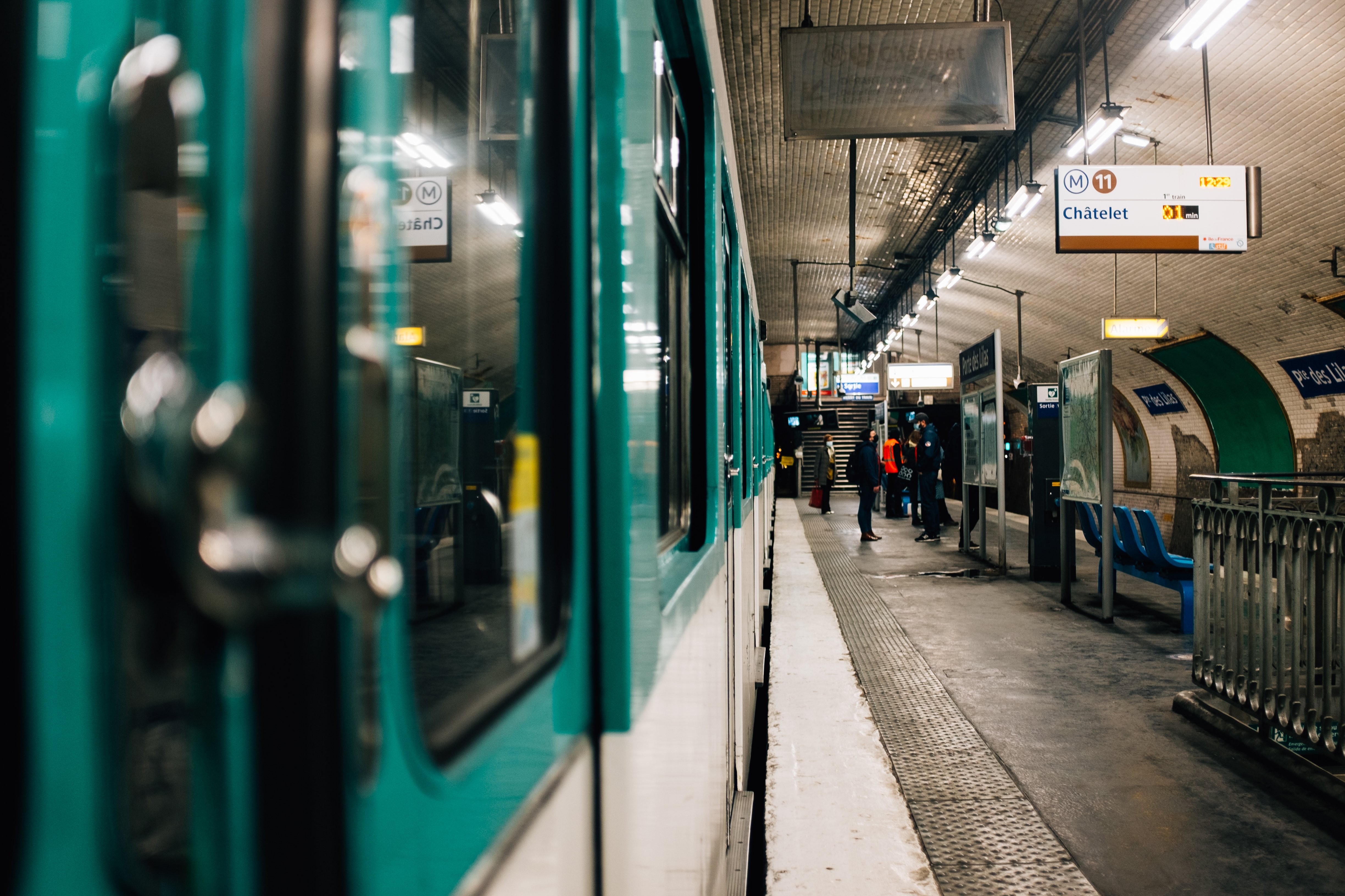 Station de métro souterraine avec fresque murale incurvée