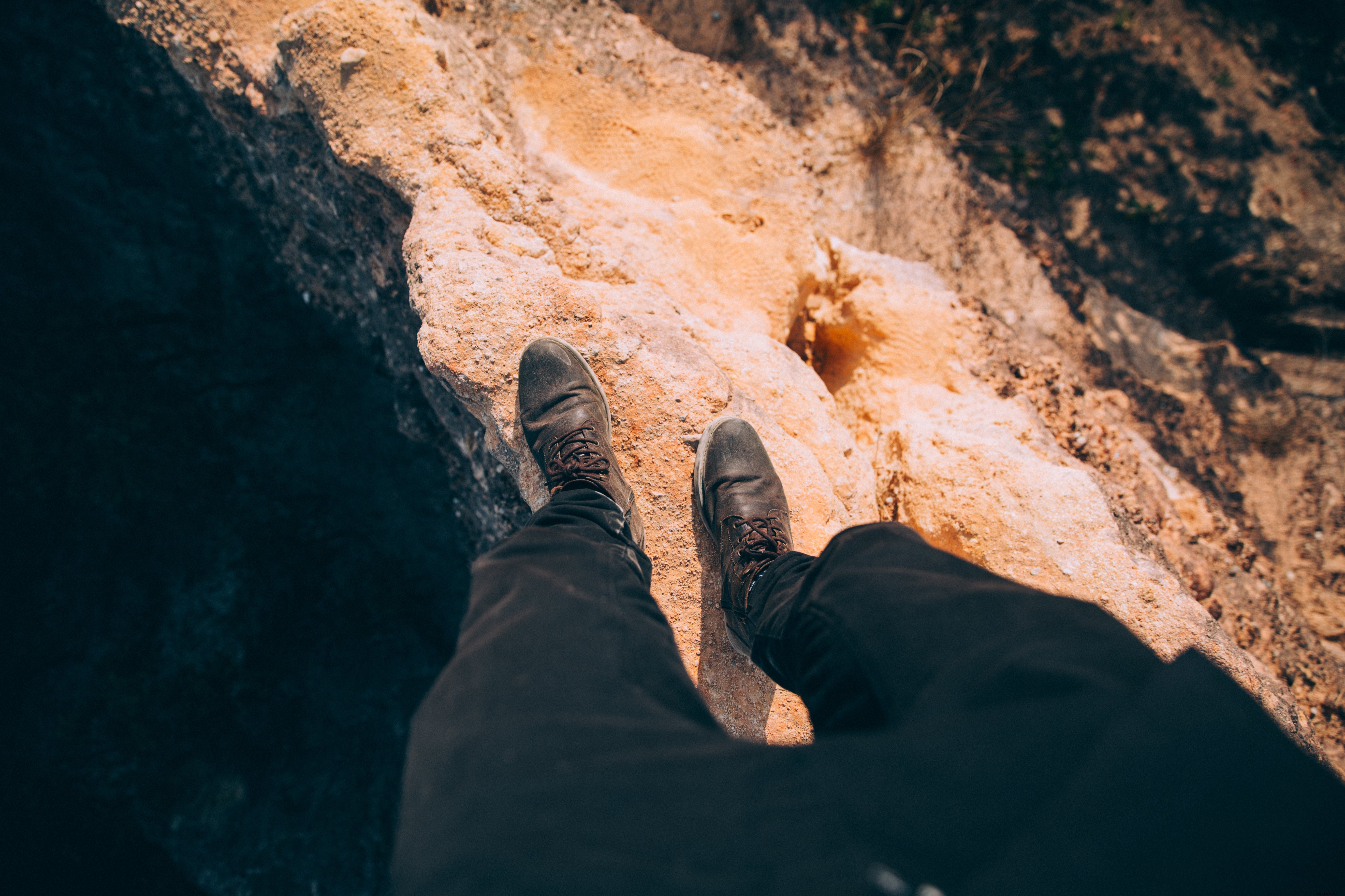 En haut d’une paroi rocheuse : le grimpeur en plein effort