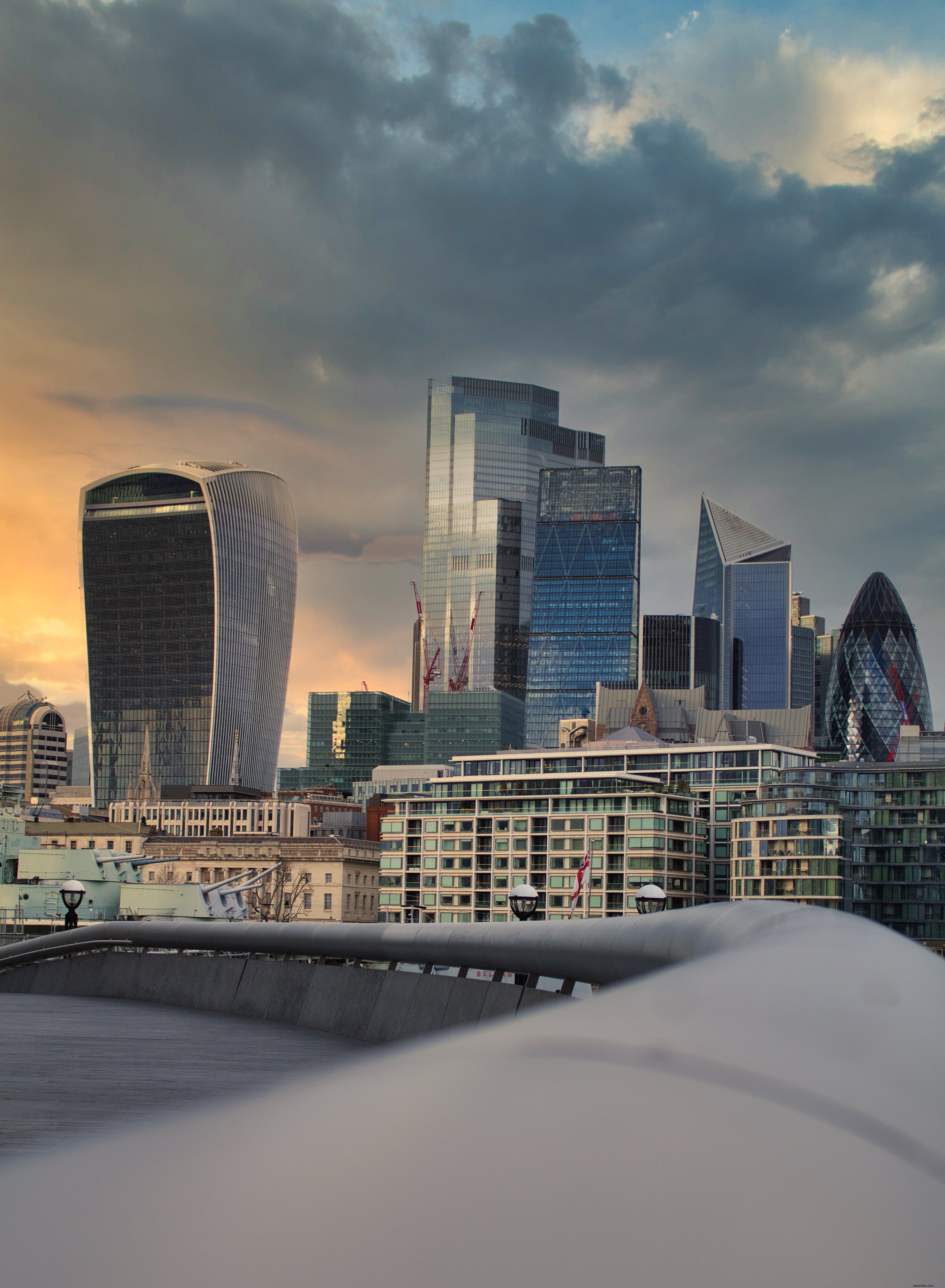Paysage urbain de Londres au coucher du soleil, ciel nuageux et façades de verre