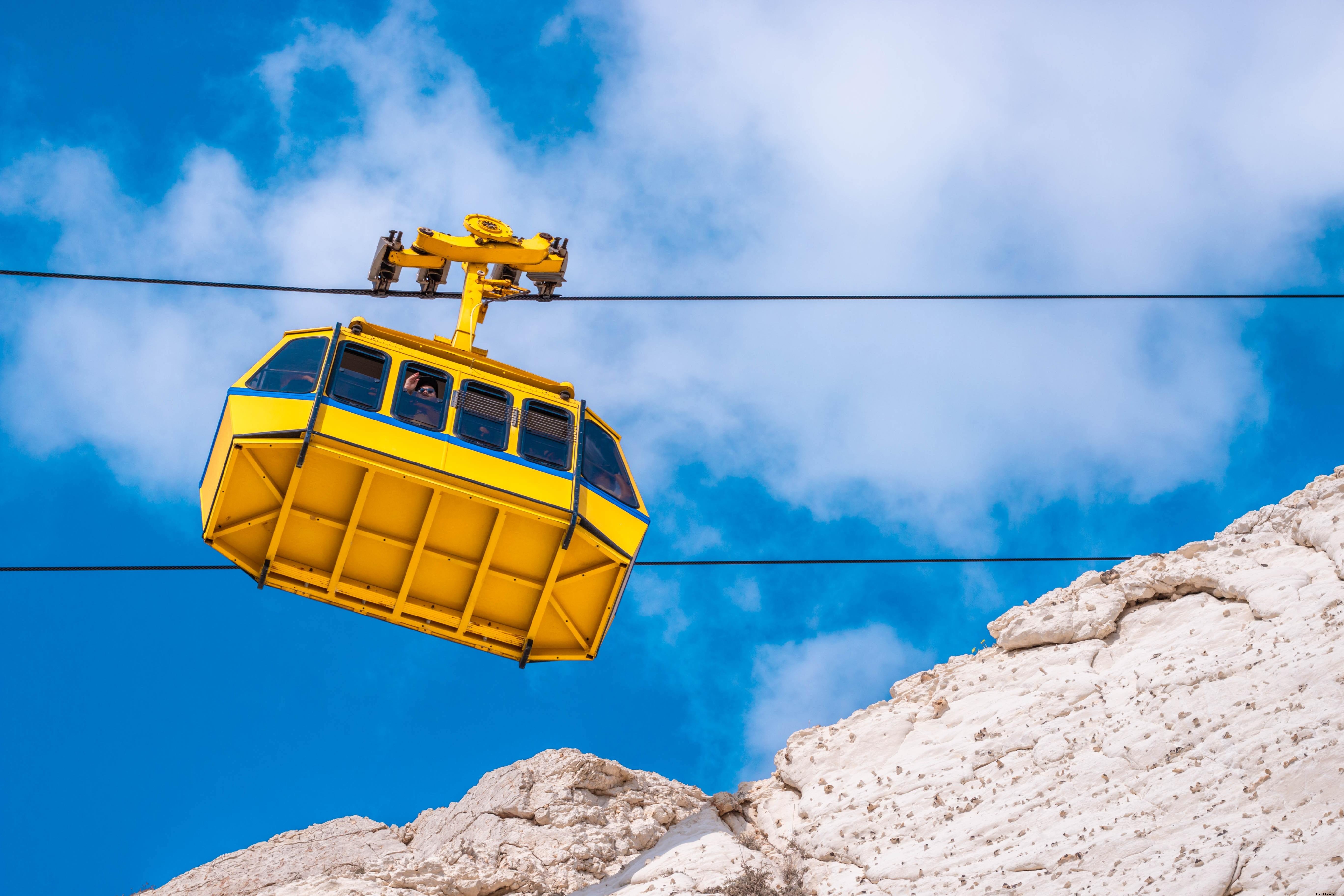 Téléphérique jaune et panorama des Rocheuses enneigées