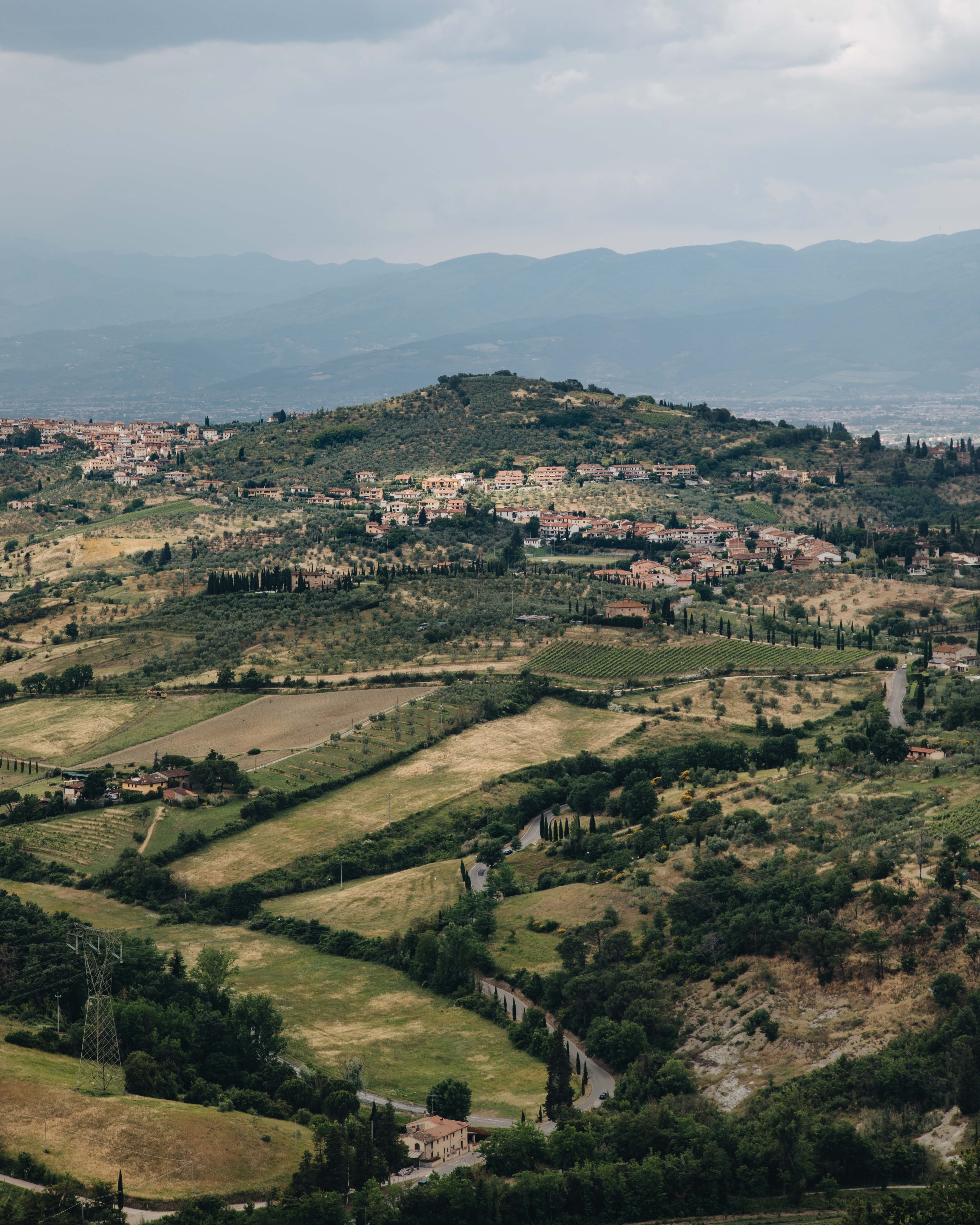 Ville italienne perchée sur une colline, capturée dans un vaste paysage photographique