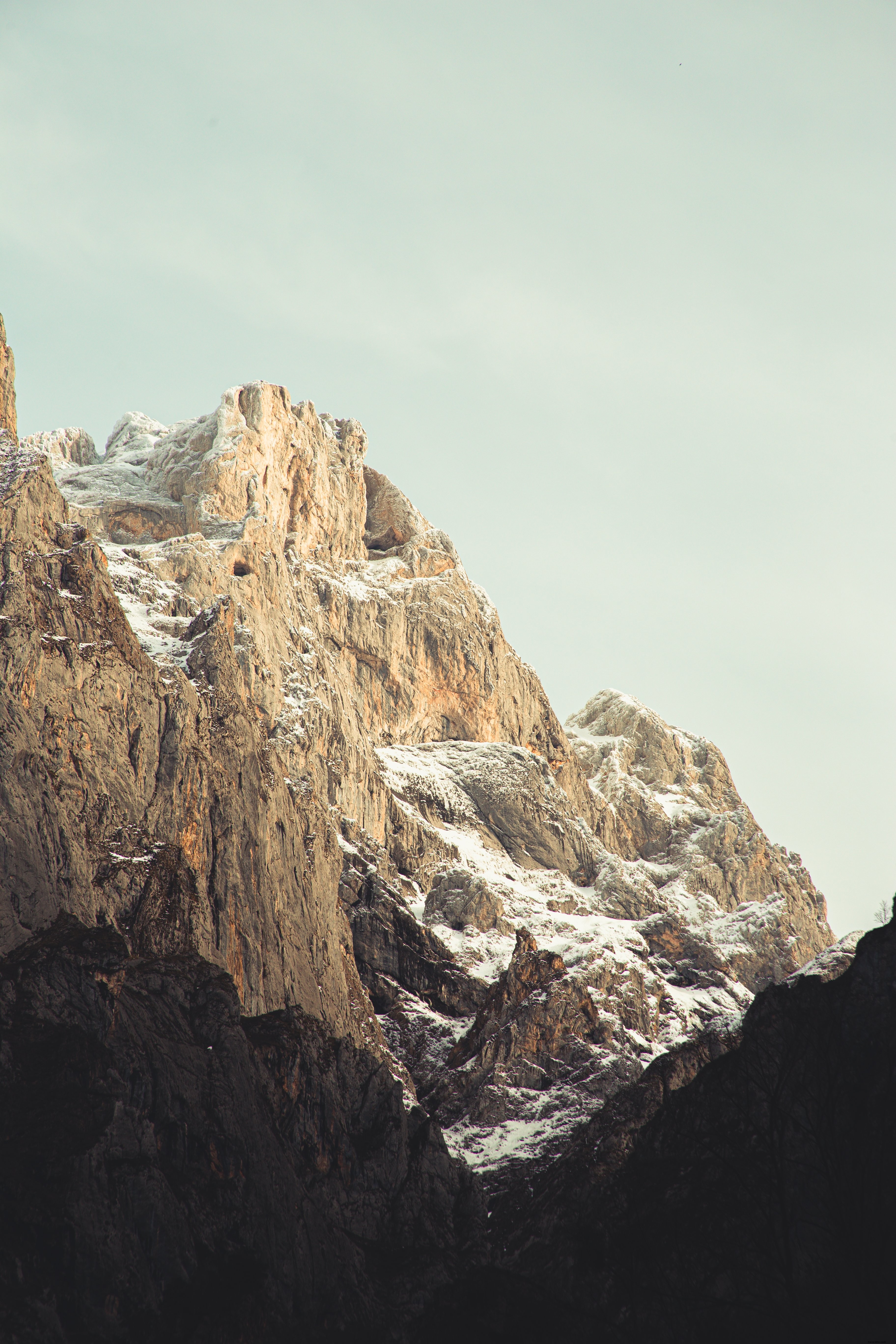 Portrait d’une montagne enneigée sous le soleil