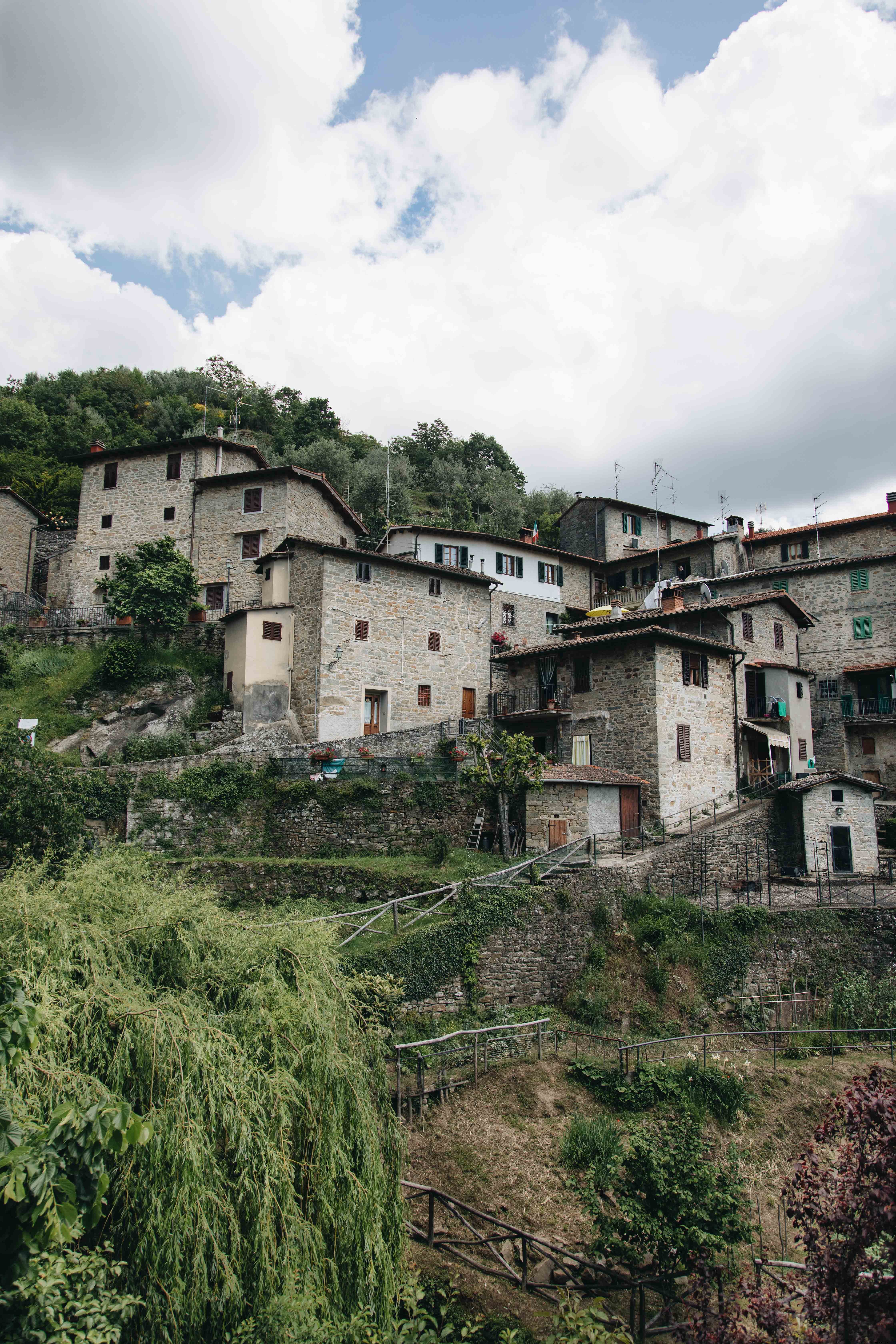 Photo de bâtiments empilés sur une colline