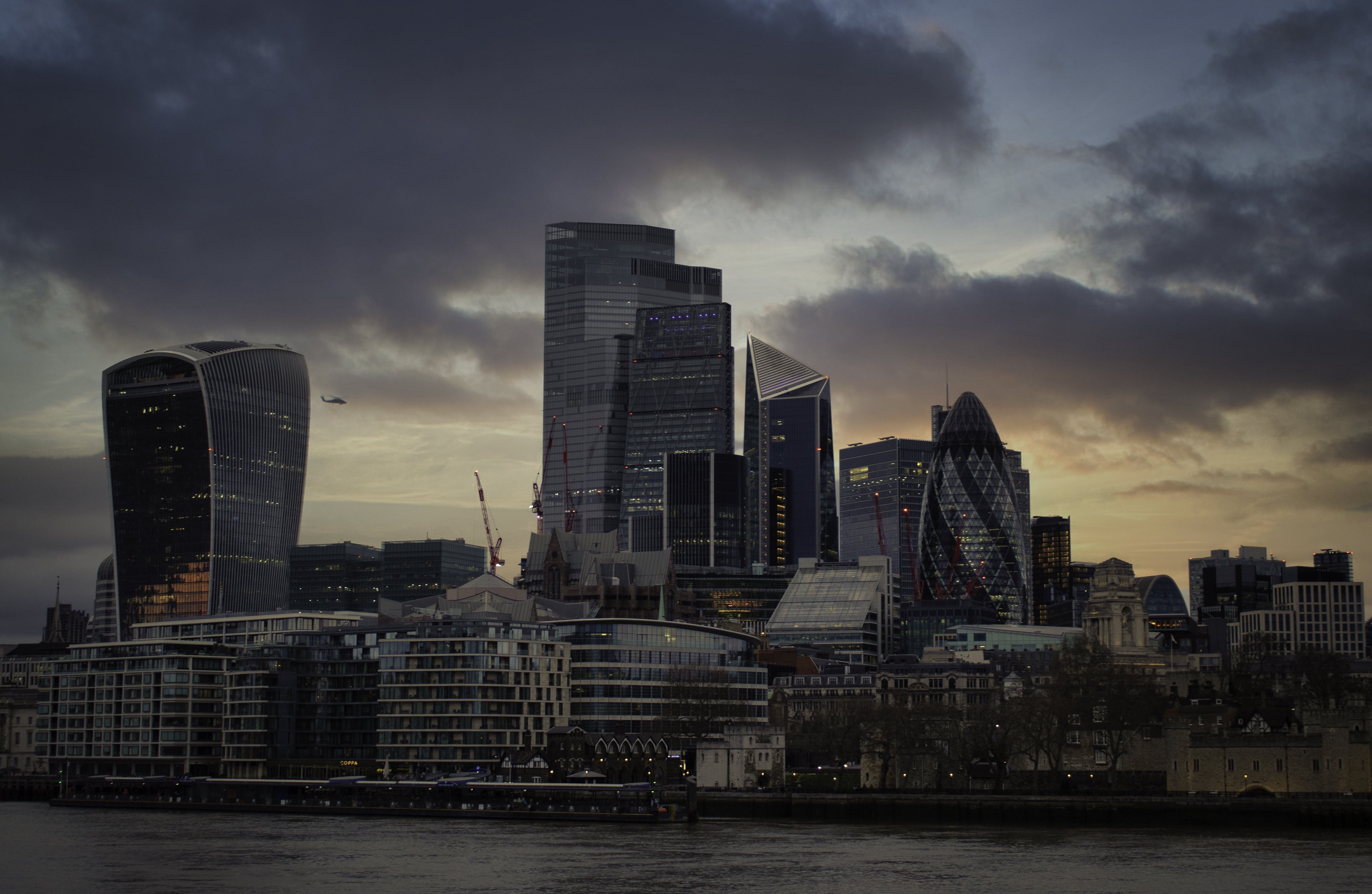 Vue du paysage urbain de Londres au coucher du soleil sous un ciel nuageux