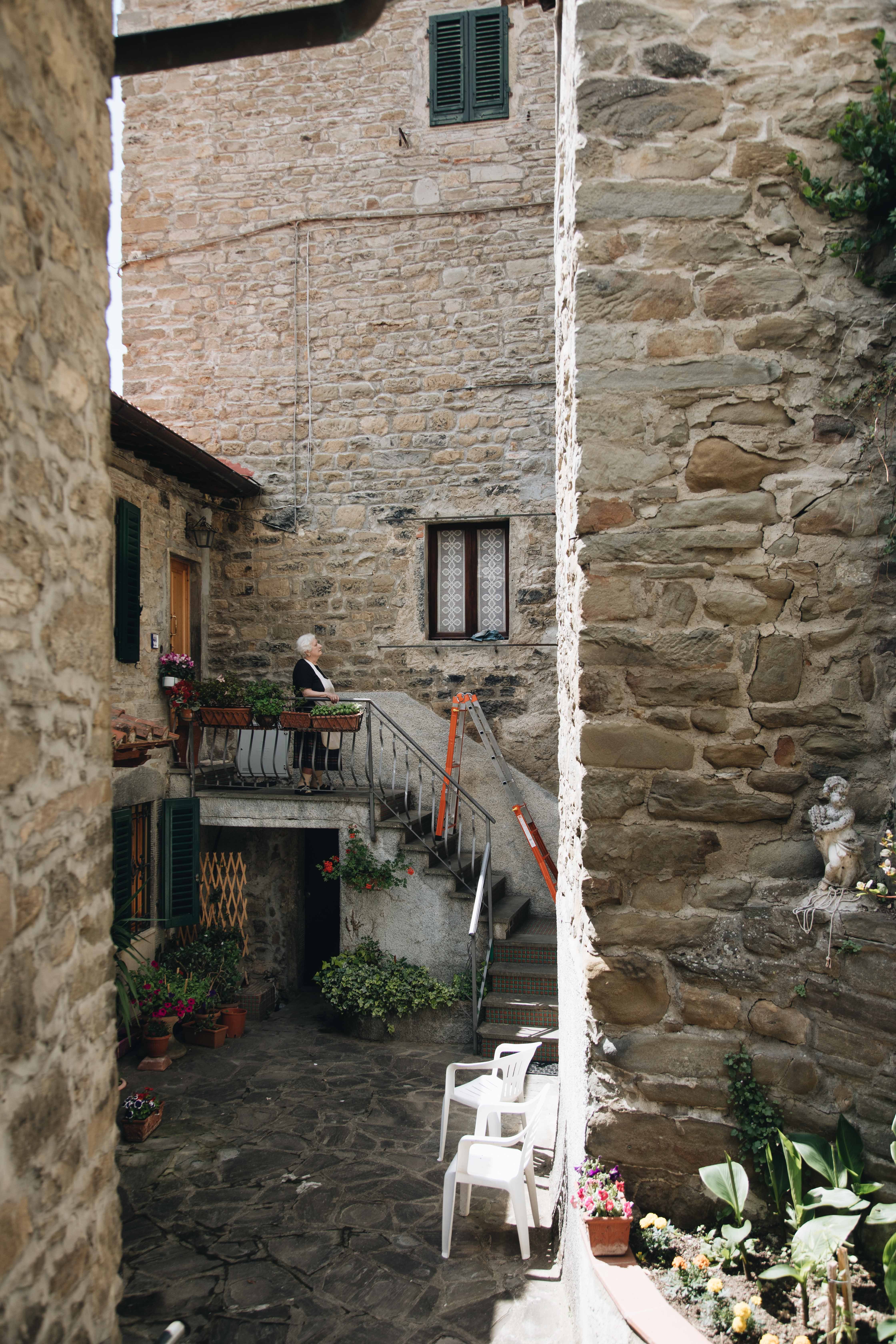 Femme debout sur les marches de sa maison