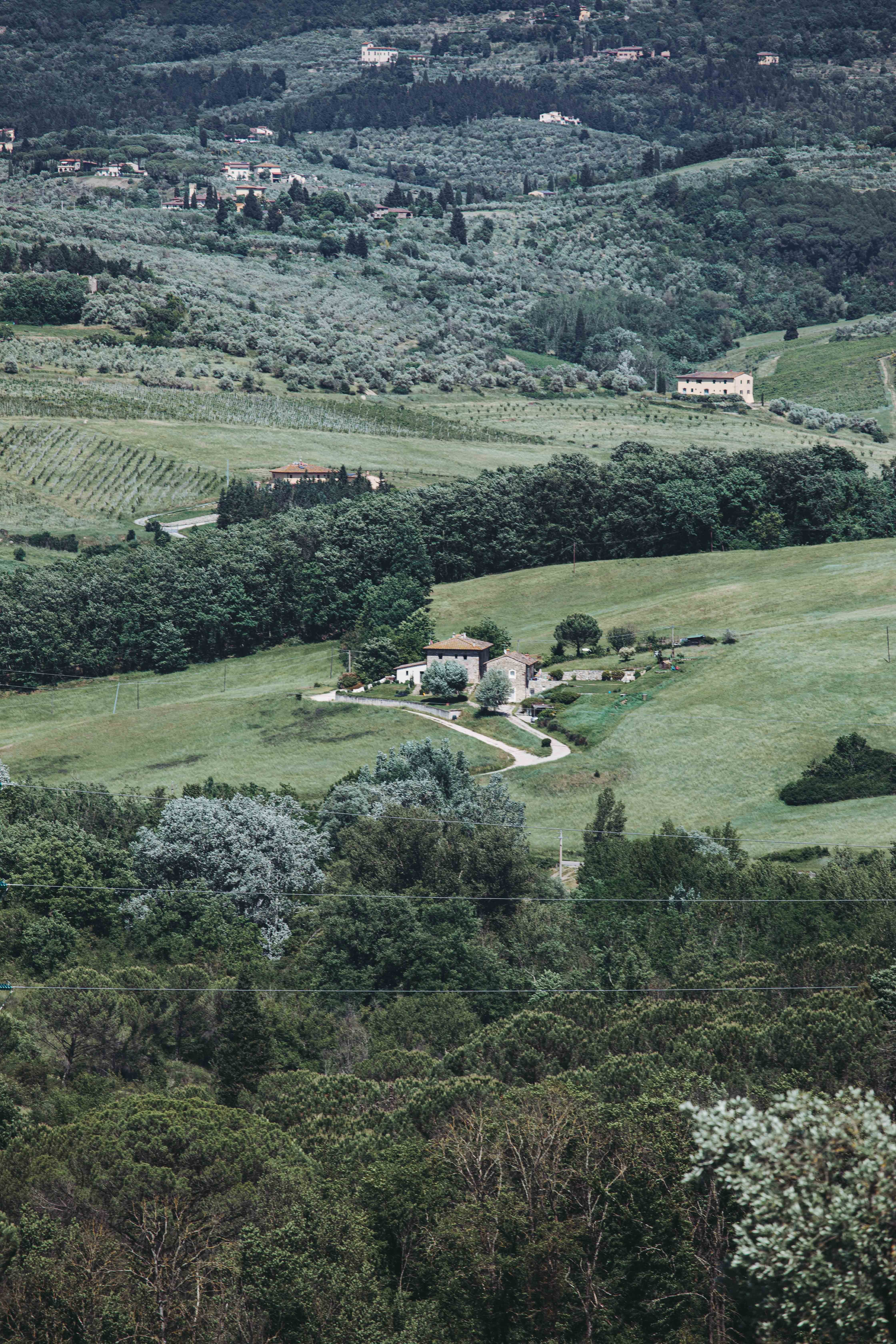 Maisons éparses sur les collines – Photo
