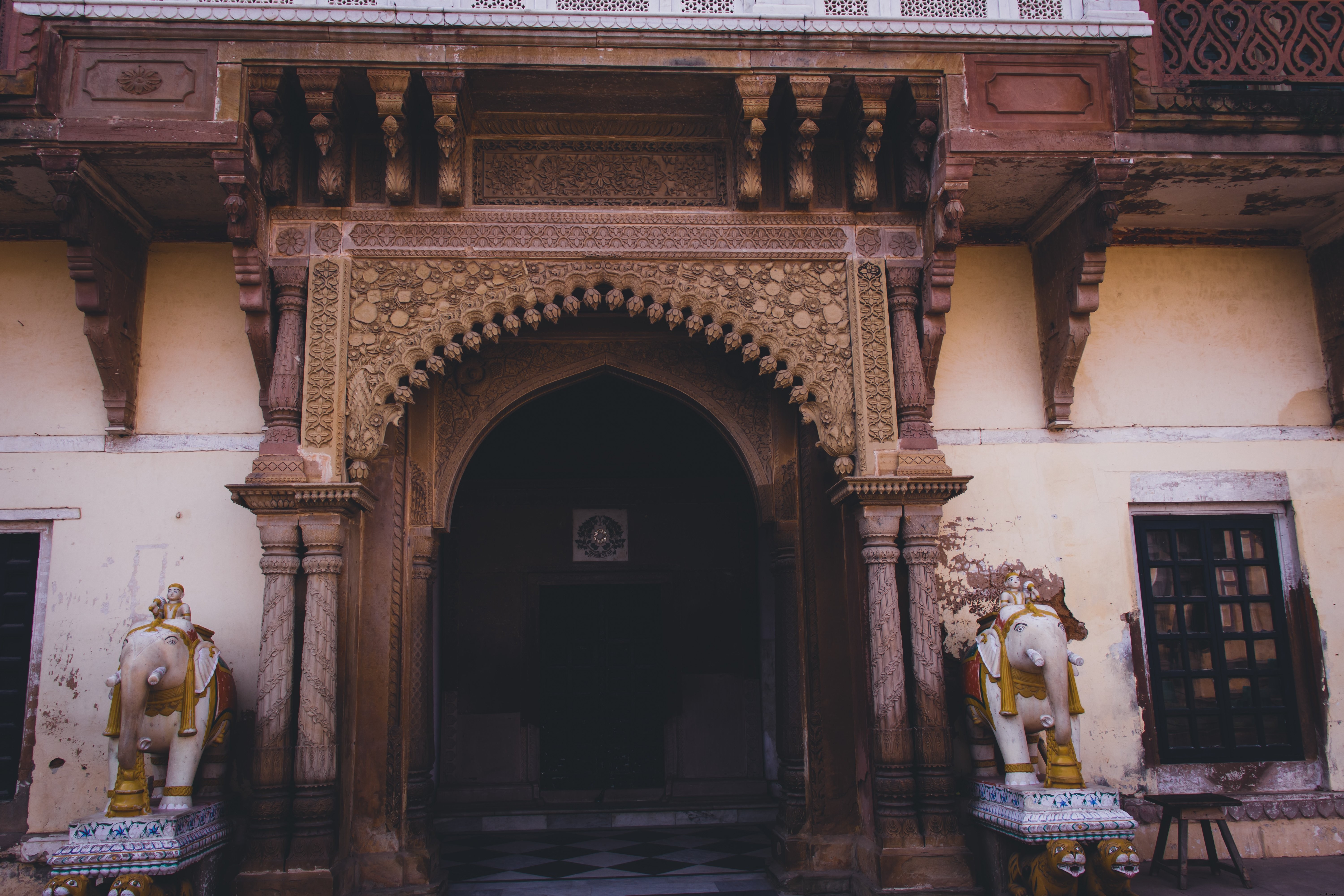 Photo de l entrée du temple décoré
