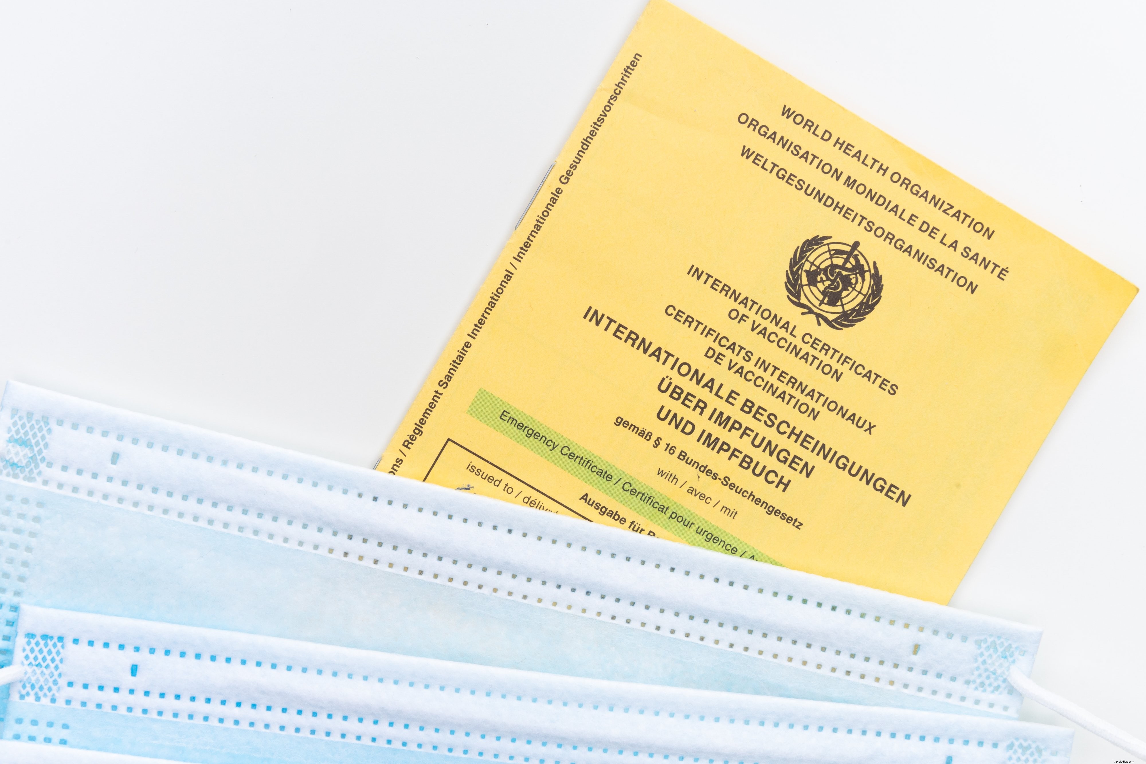 Composition d une carte de vaccination jaune et de masques faciaux