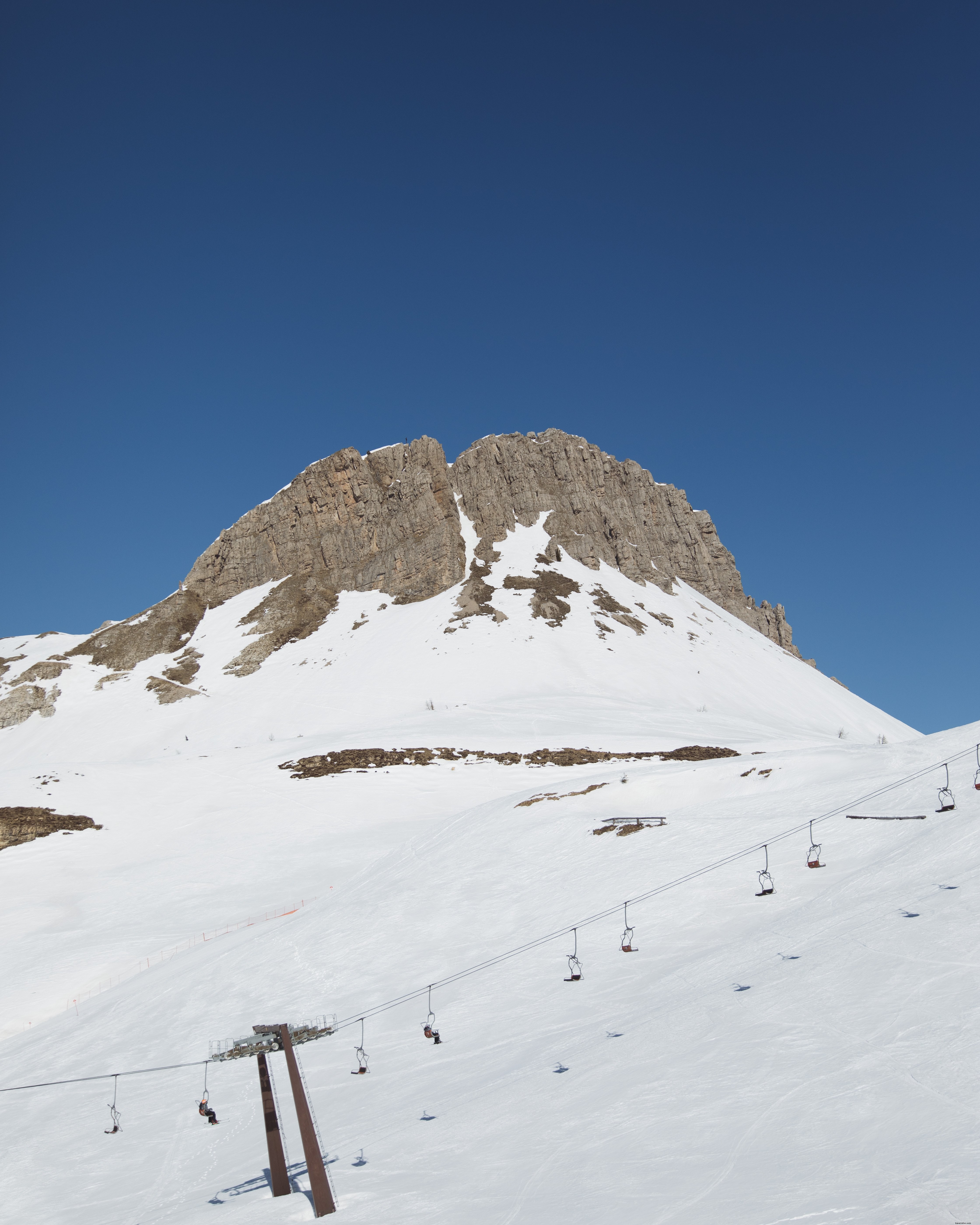 Photo d un téléski dans les montagnes enneigées