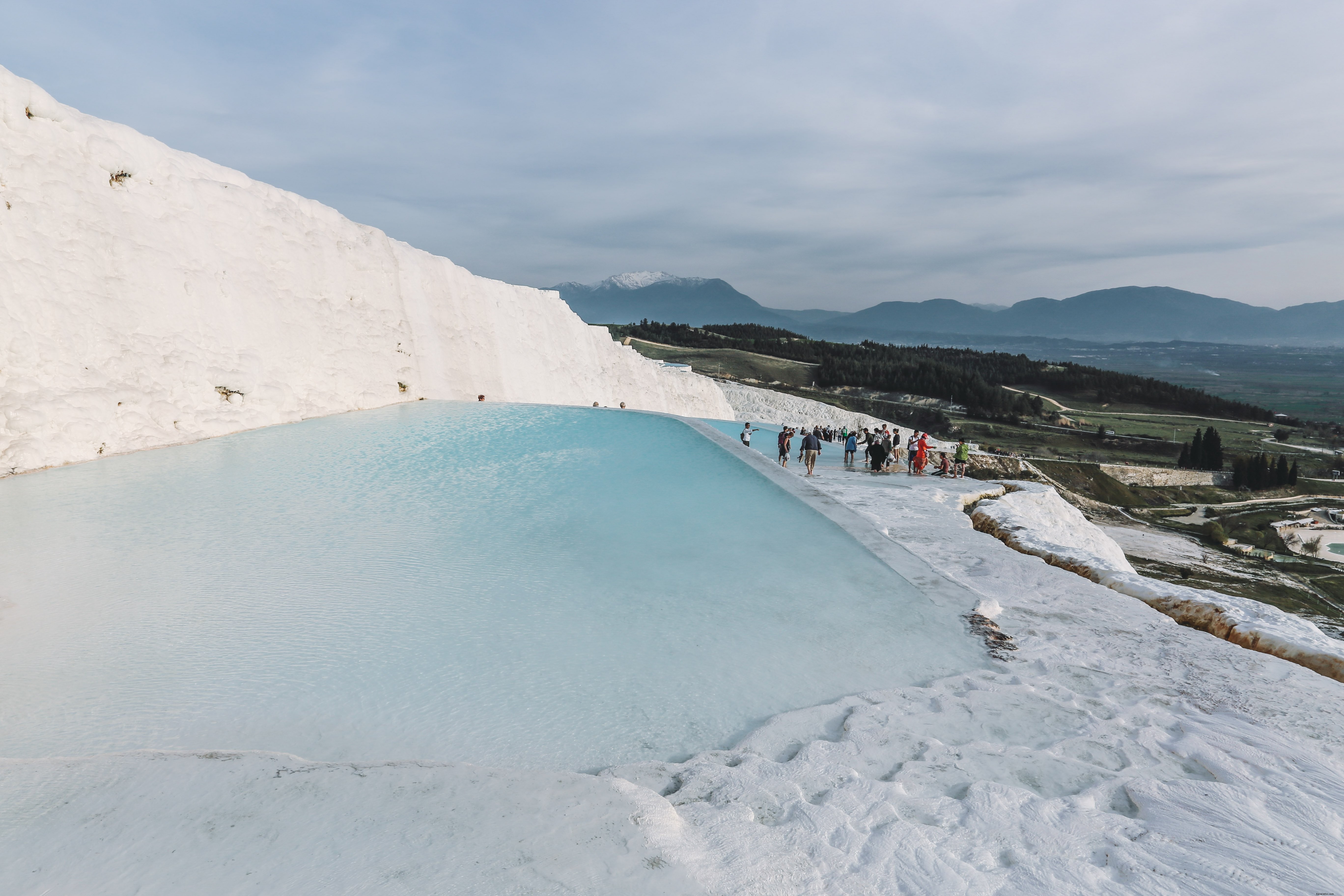 Piscines thermales bleues au cœur d une campagne contrastée