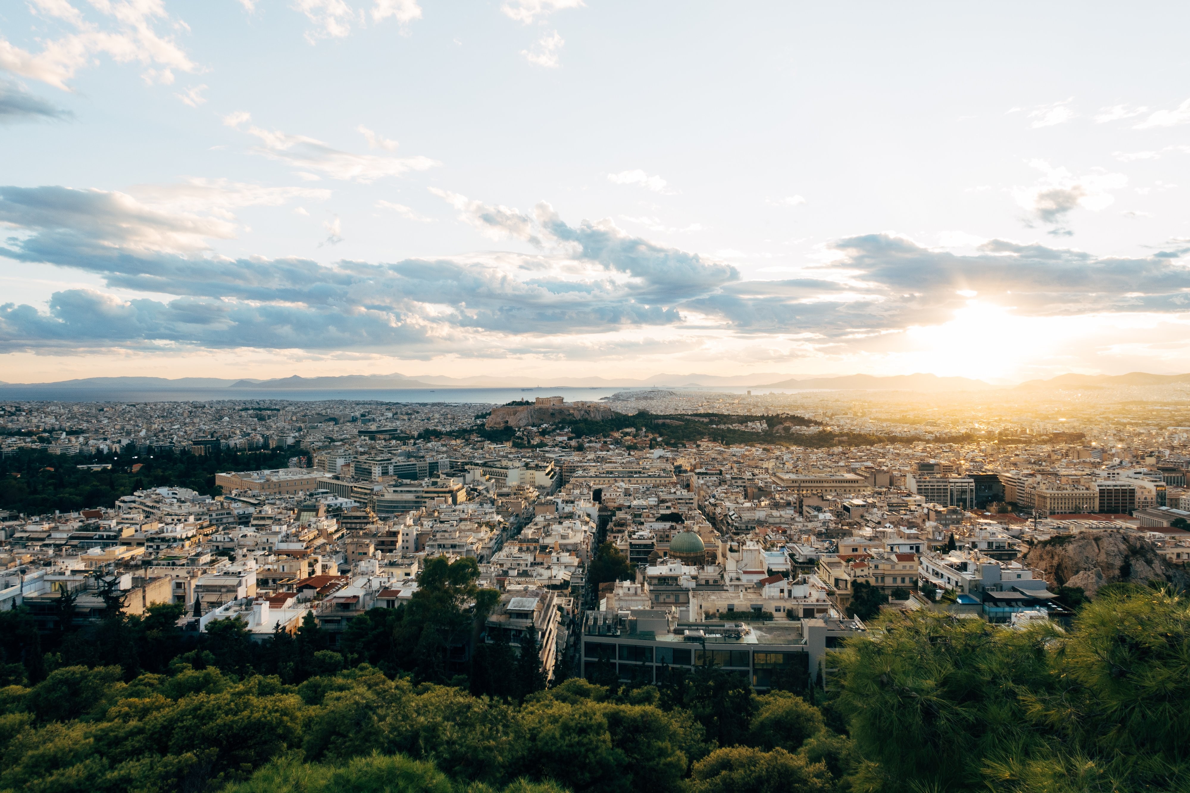 Coucher de soleil vu d en haut sur une ville animée