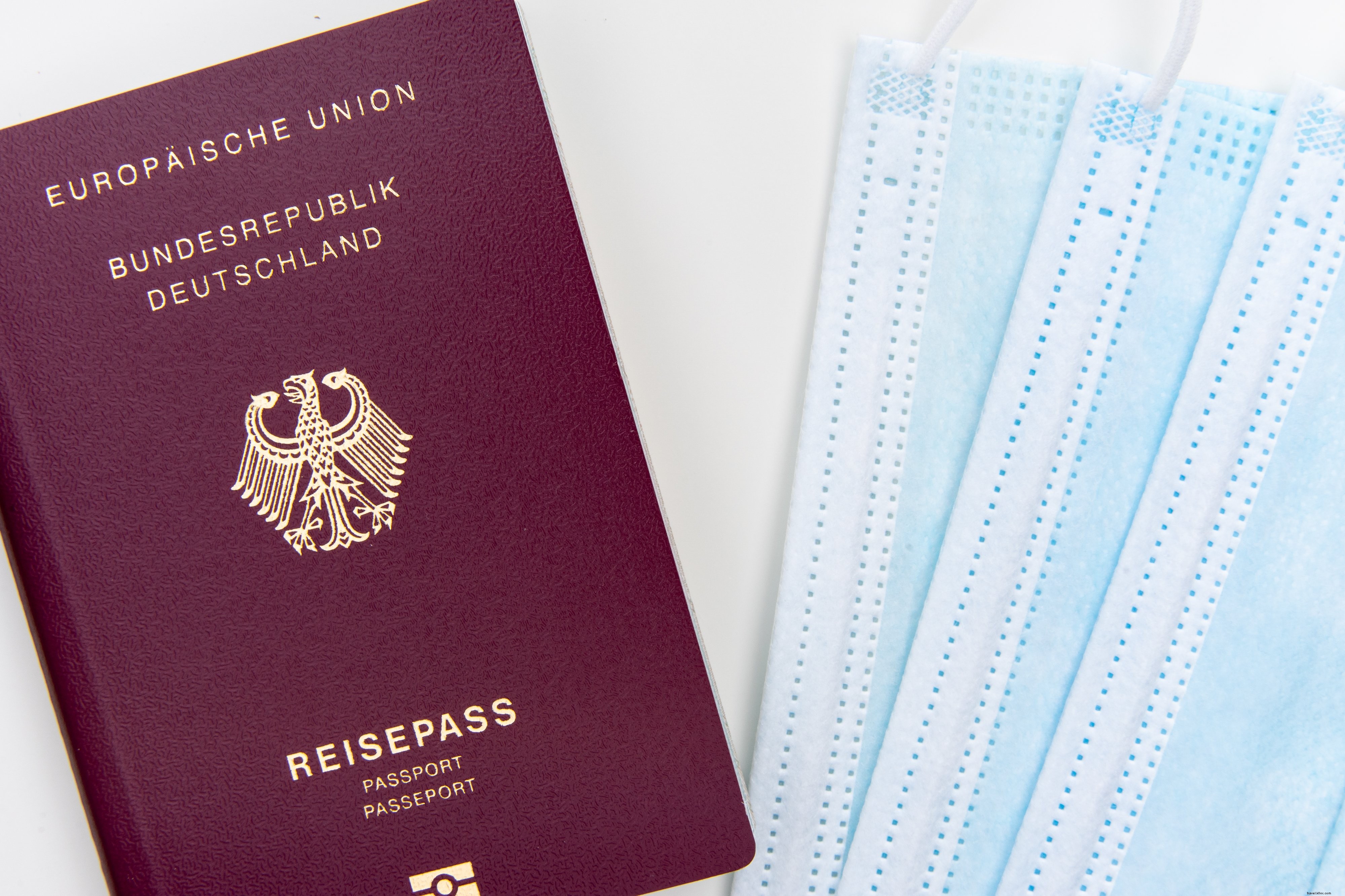 Flatlay d un passeport et de trois masques jetables