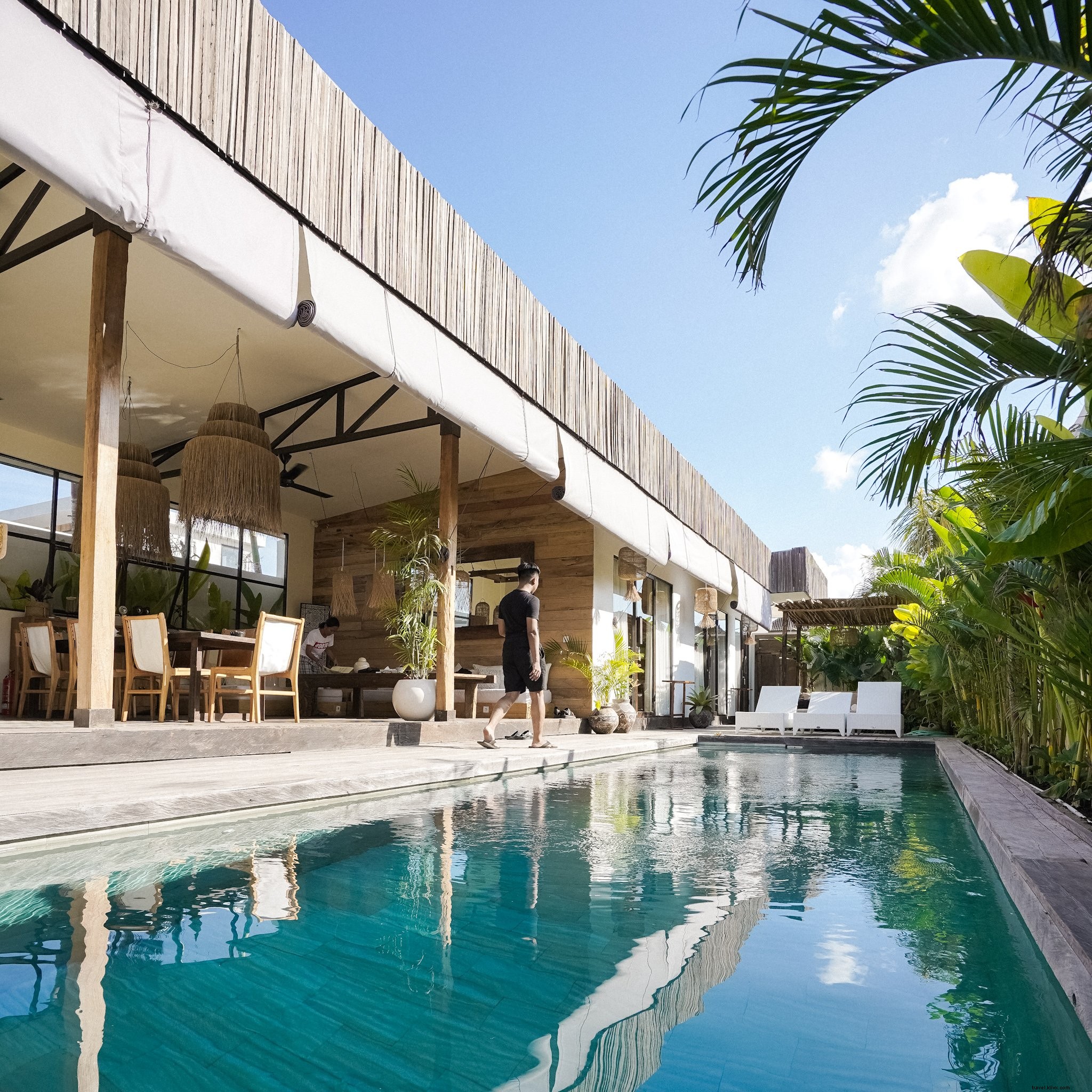 Photo : promenade au bord d une piscine extérieure Aqua Blue