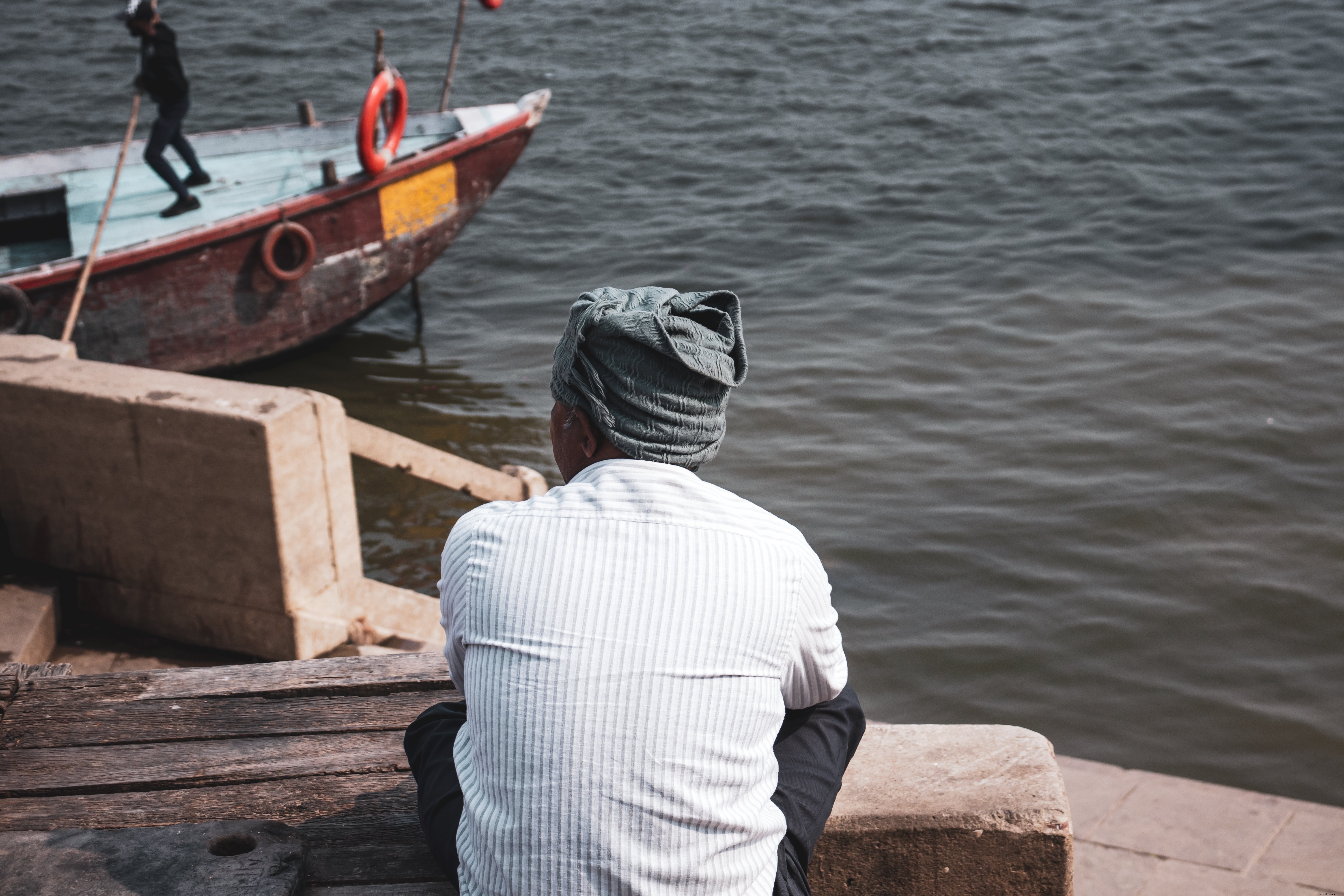 Une personne en écharpe admirant l eau