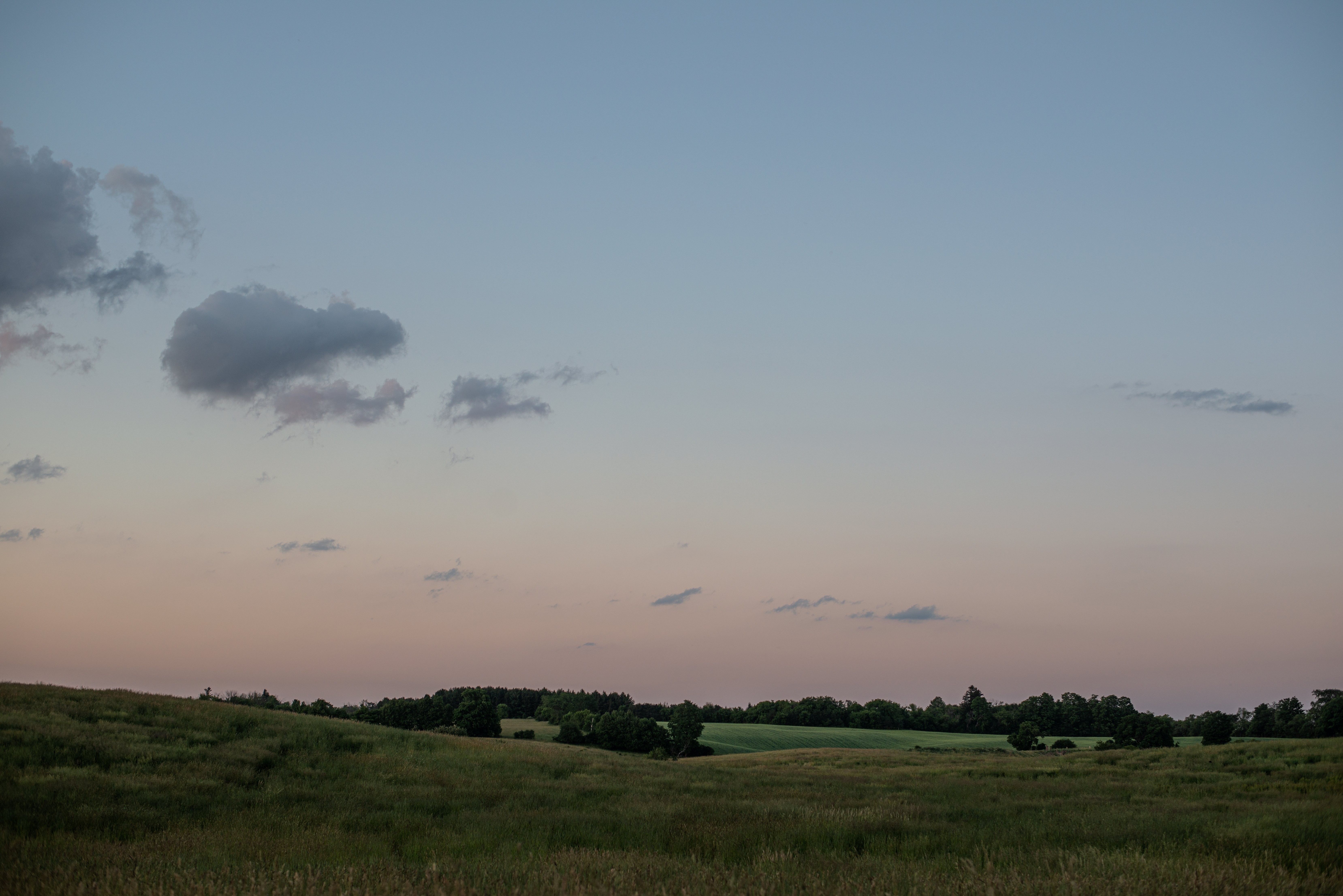 Photo de collines verdoyantes au coucher du soleil d été