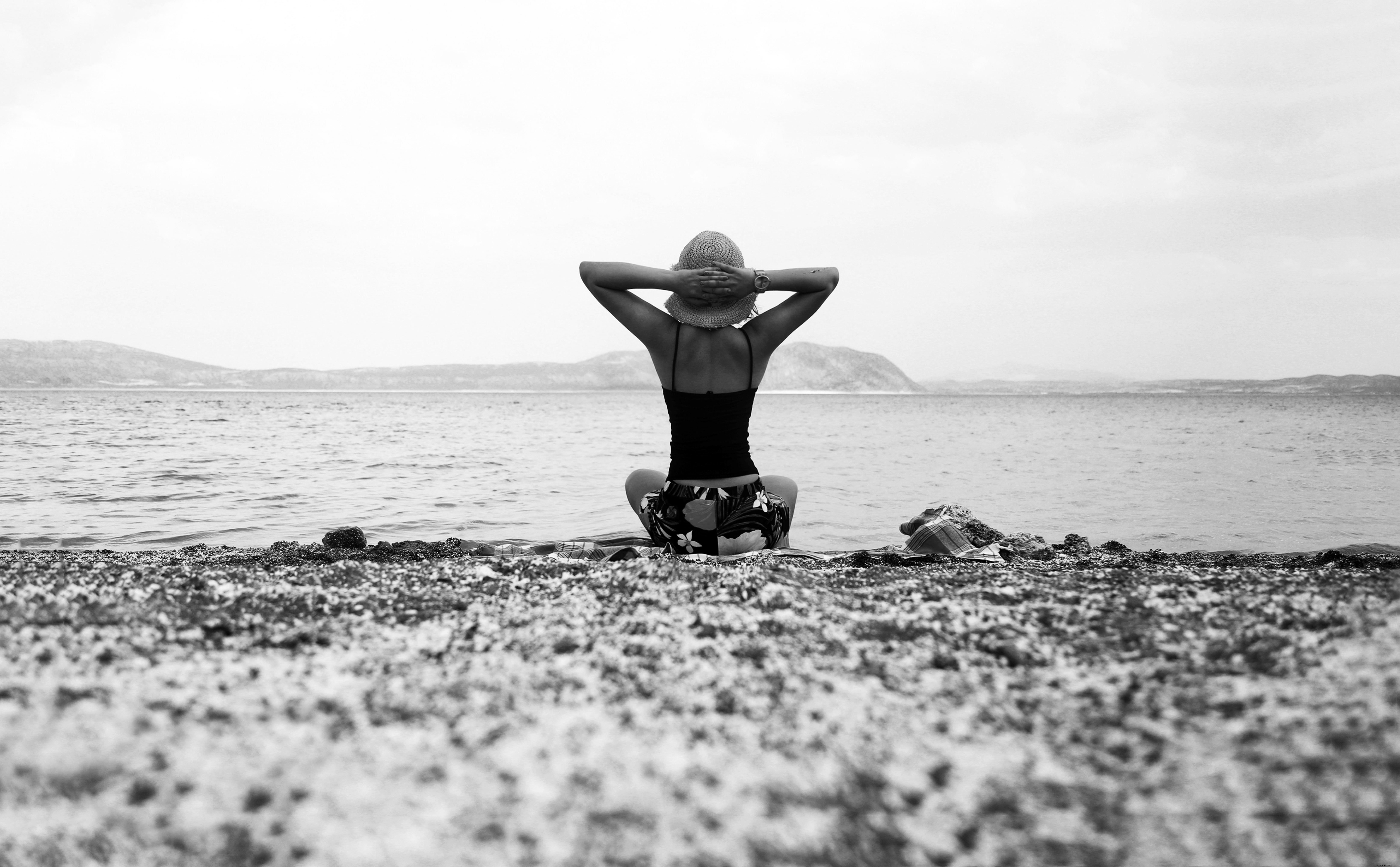 Portrait en noir et blanc d une personne sur la plage, les mains visibles