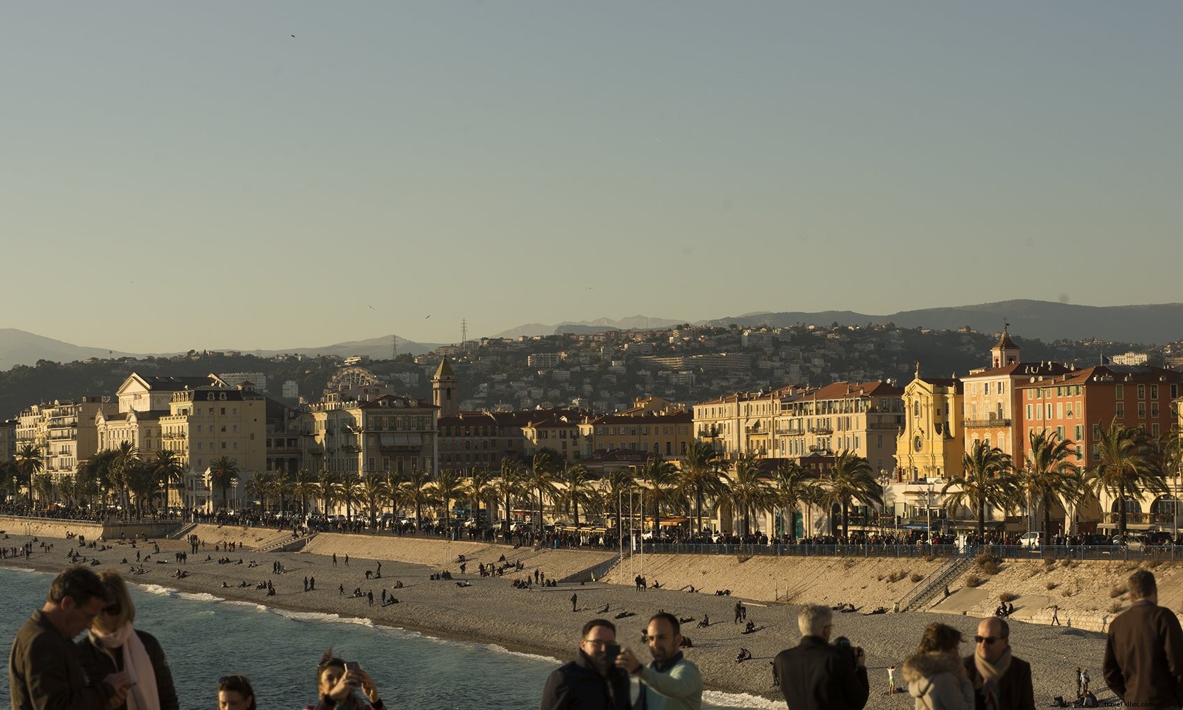 Plage et panorama urbain : des visiteurs explorent la scène