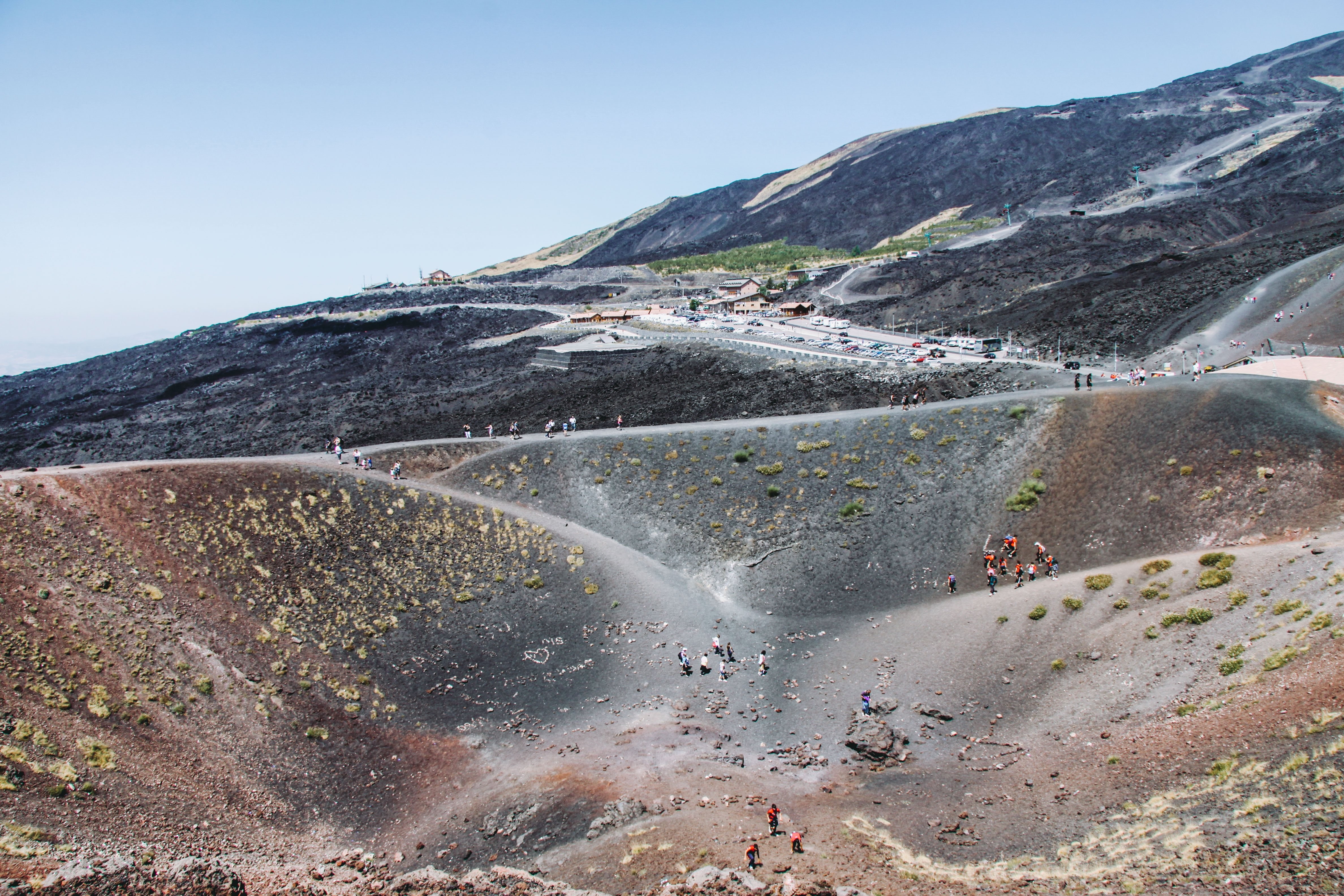 Randonneurs sur les collines volcaniques