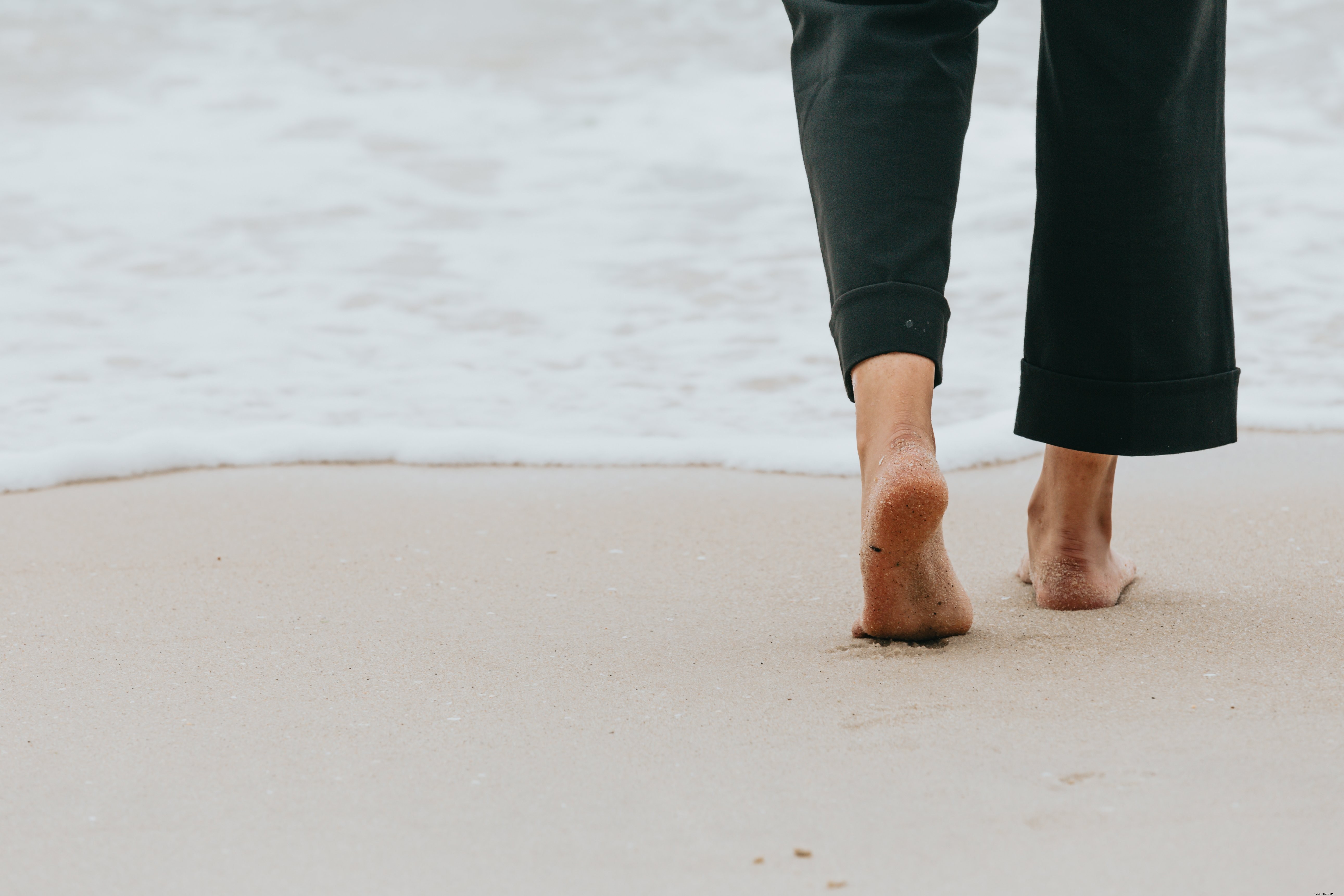 Jambes se dirigeant vers l eau sur une photo de plage