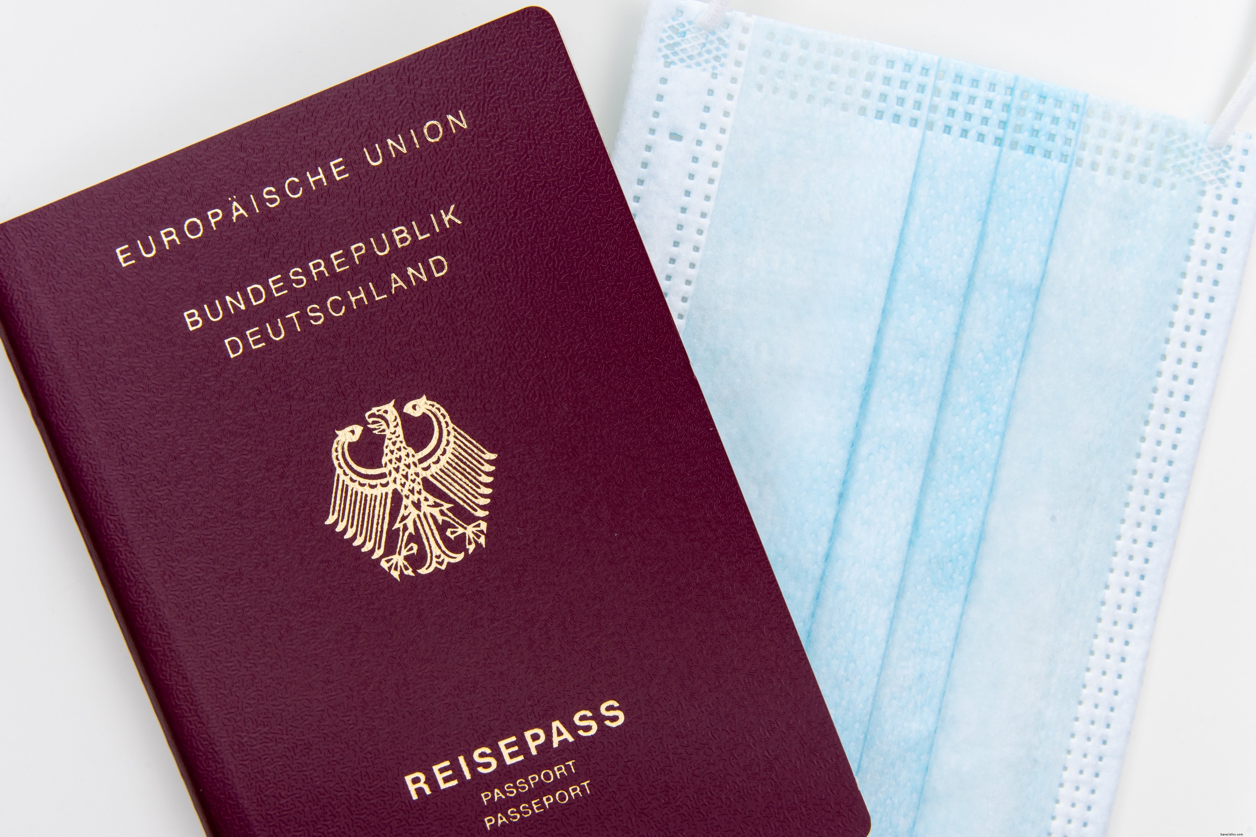 Flatlay d’un passeport et d’une photo avec masque jetable
