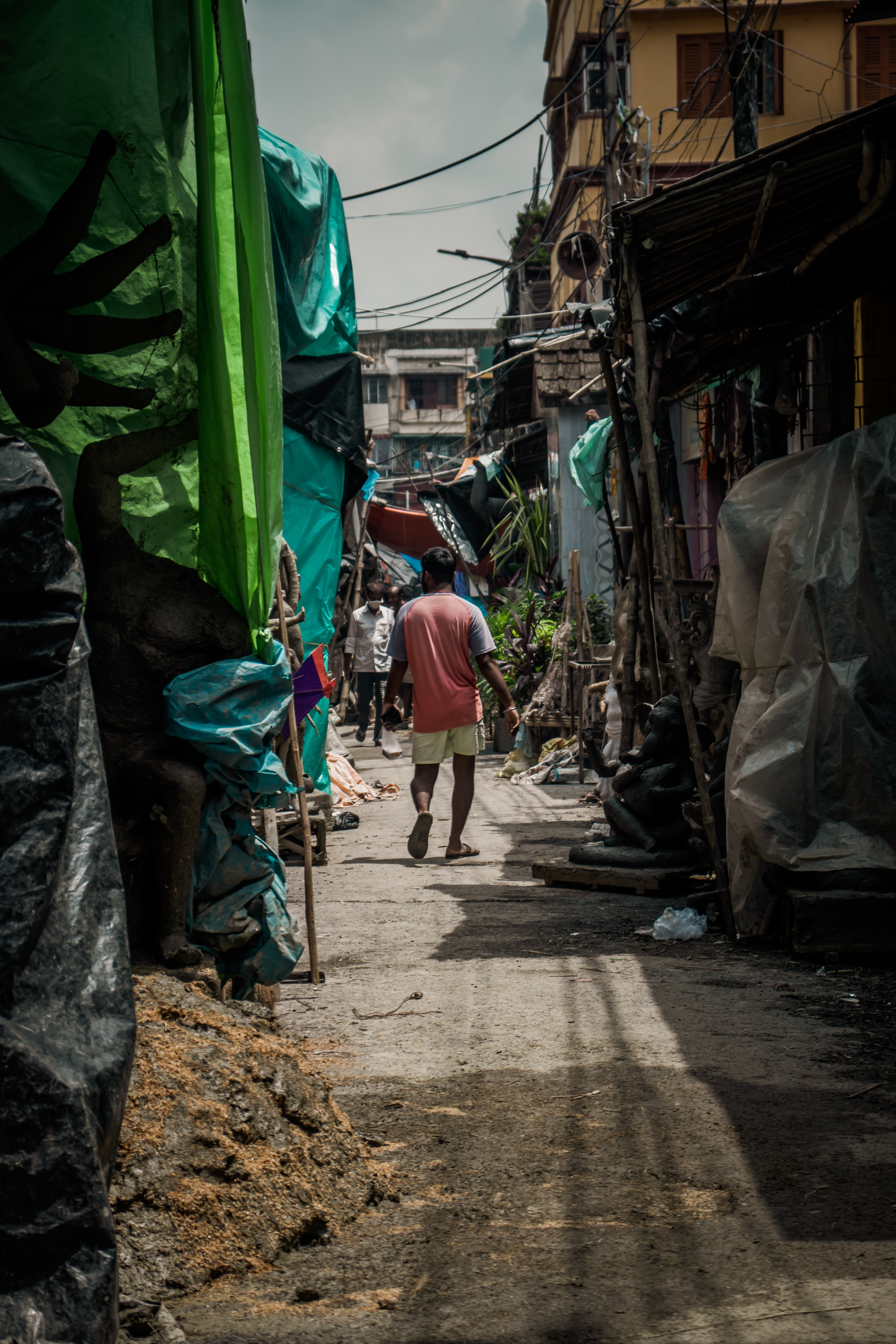 Une personne marche dans une ruelle couverte et étroite
