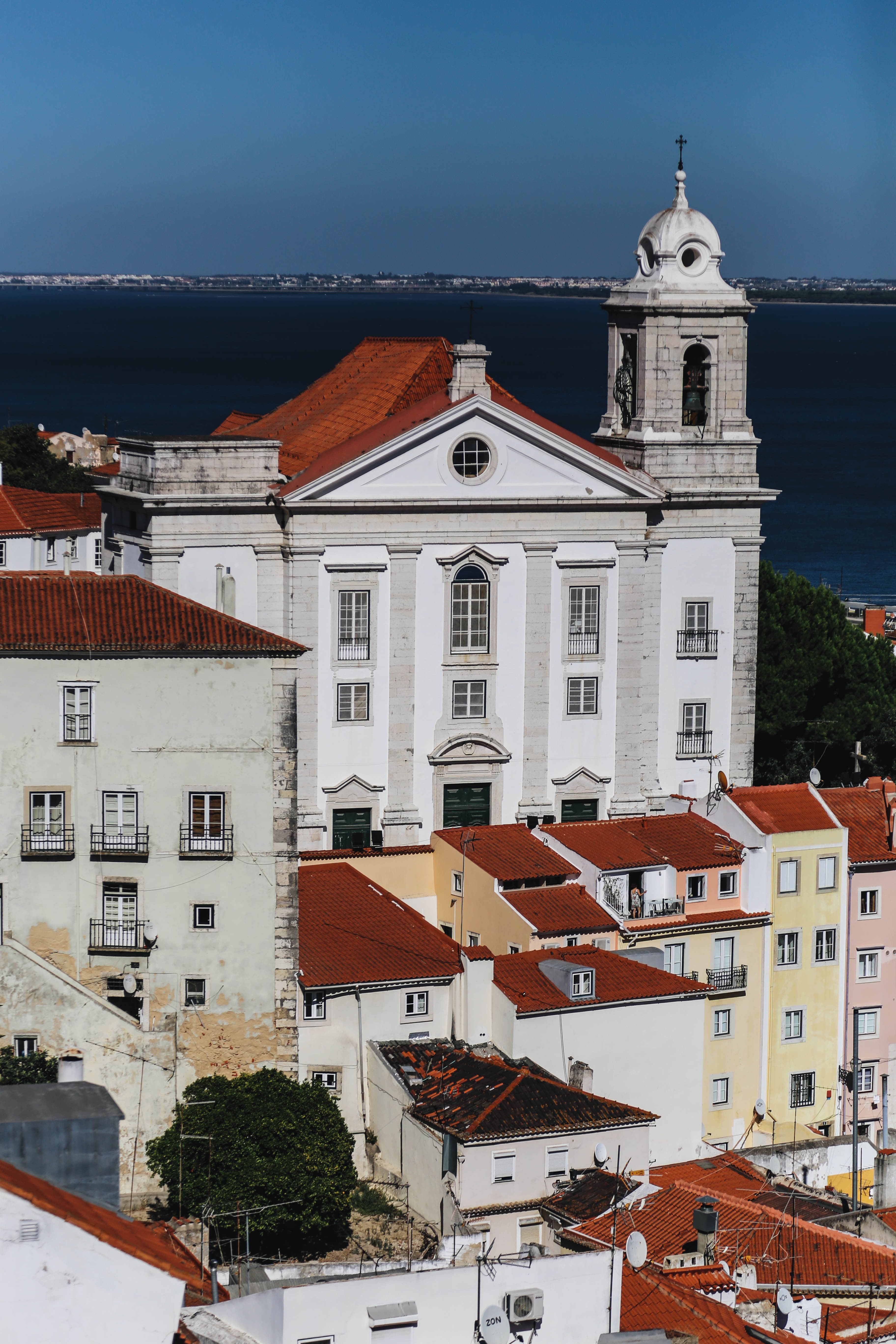 Vue du skyline de Lisbonne avec l océan au loin