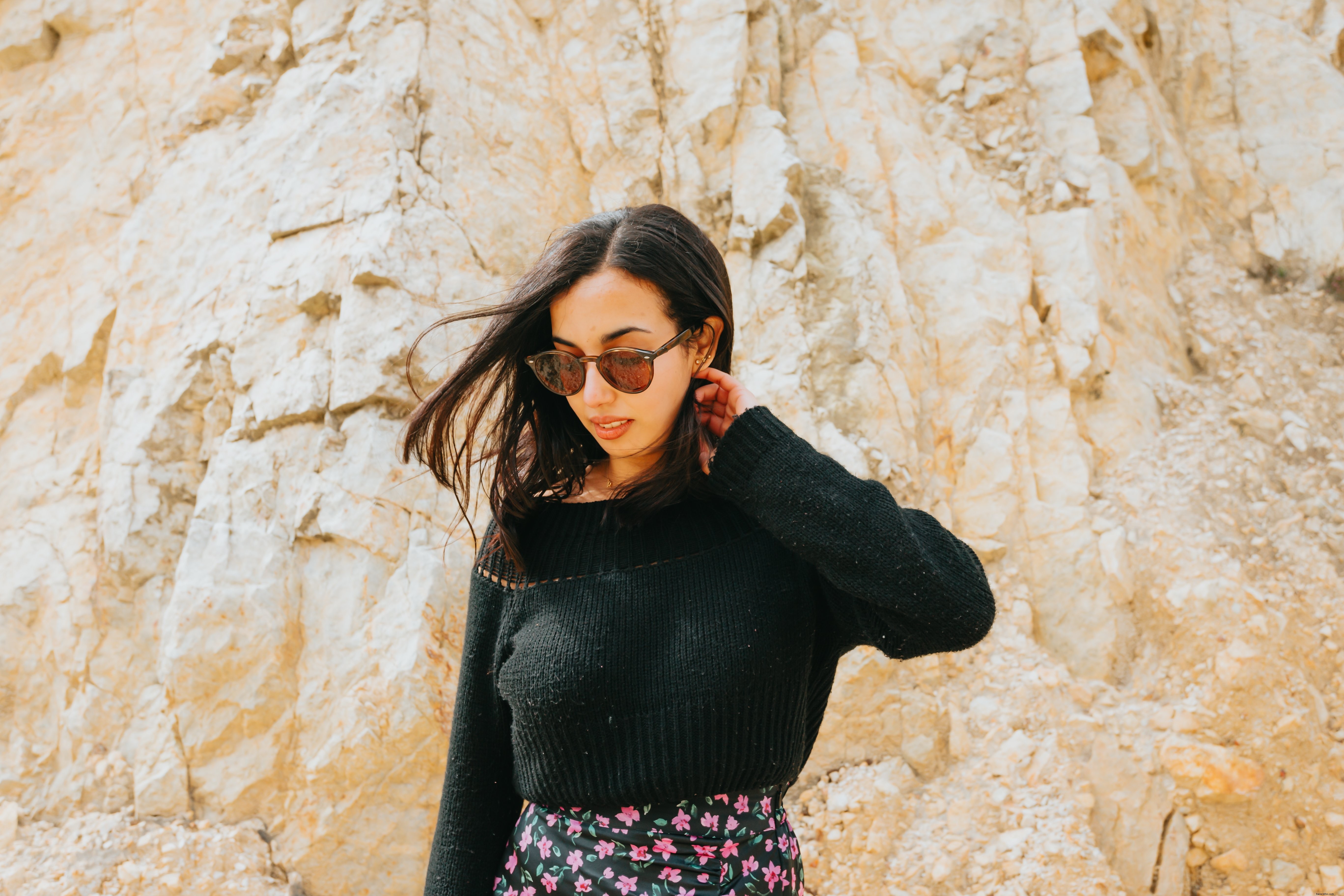 Femme debout sur une large photo de Rocky Hill