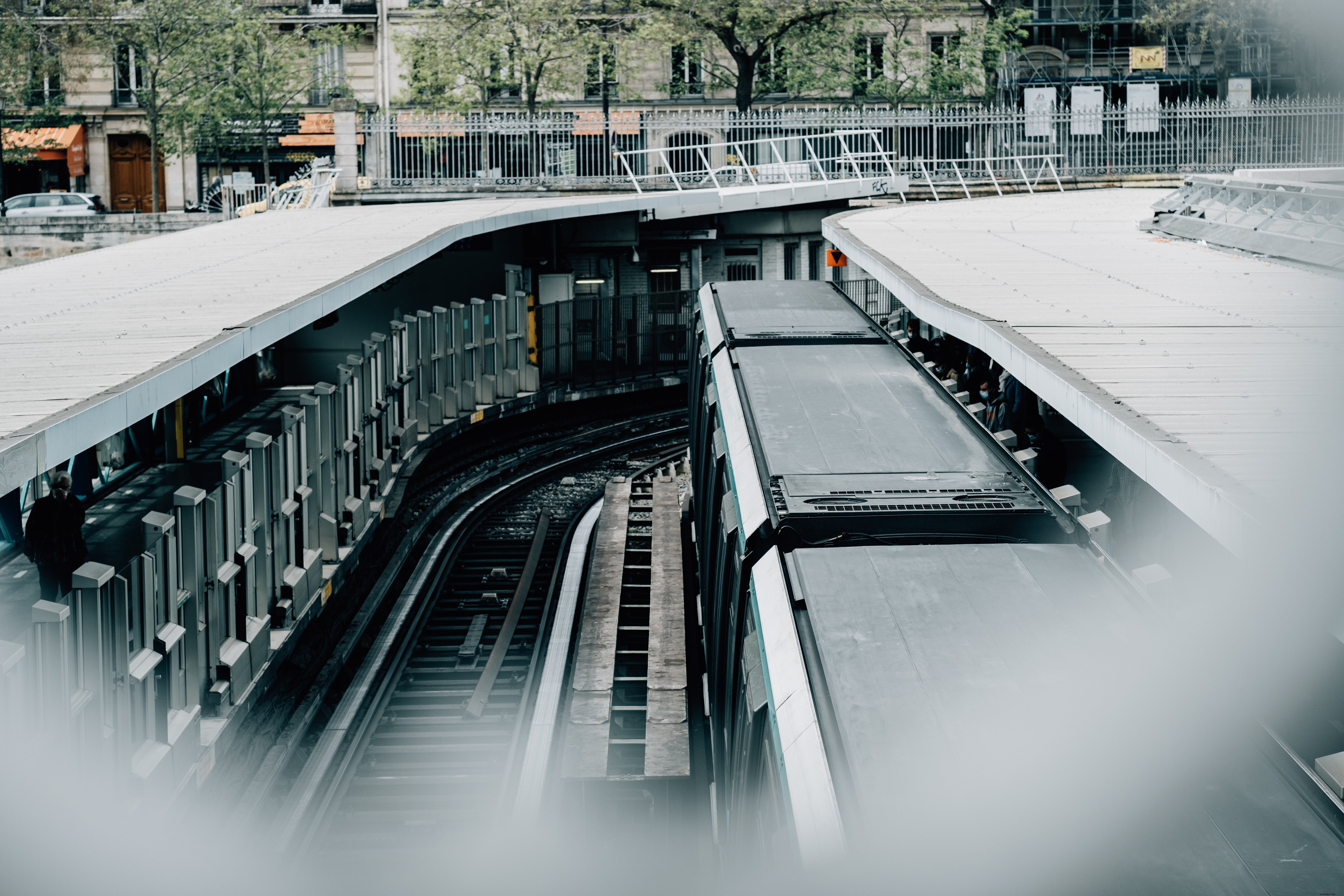Vue aérienne du réseau de voies de train urbain