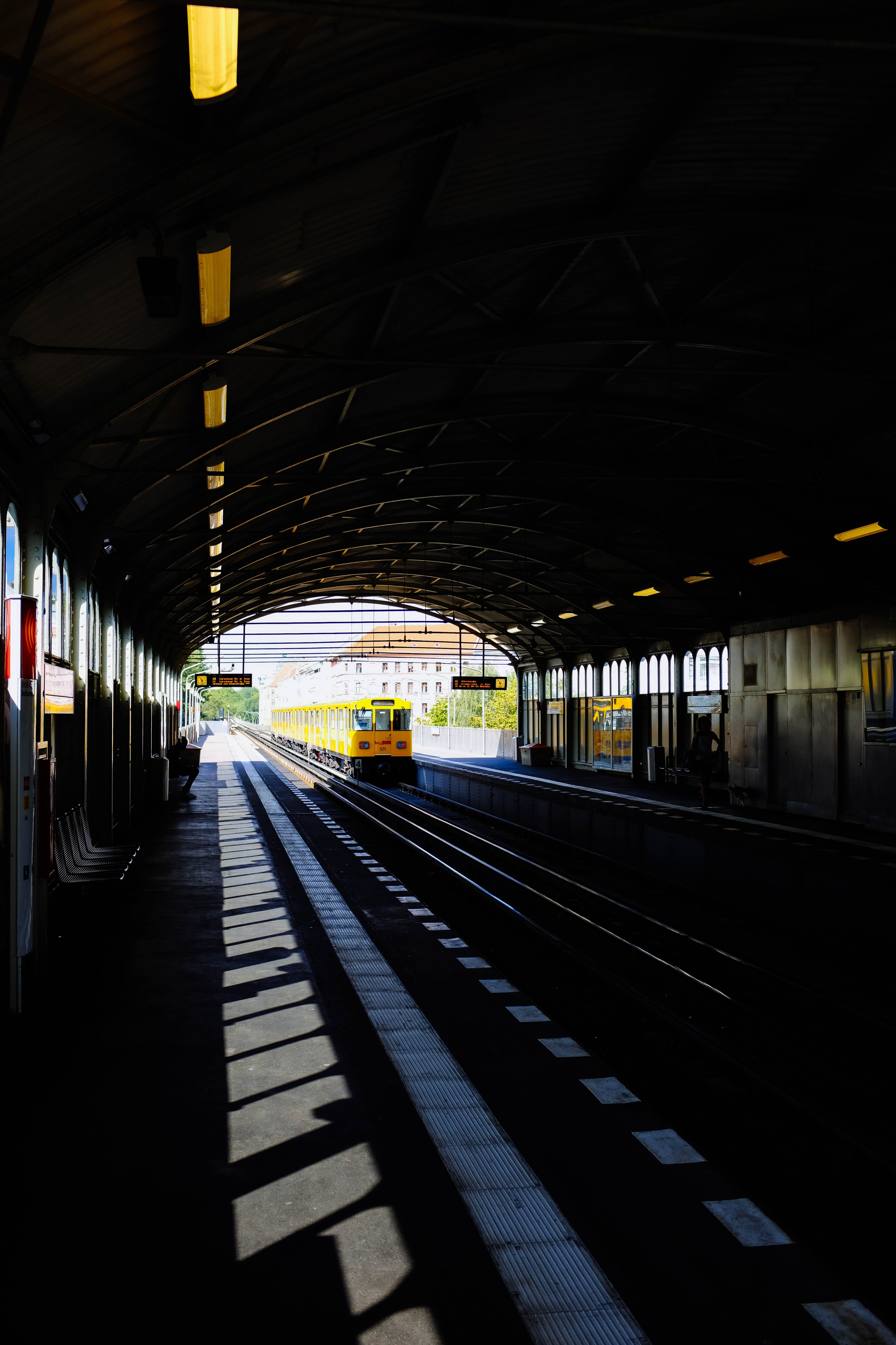 Photo d un train jaune qui arrive