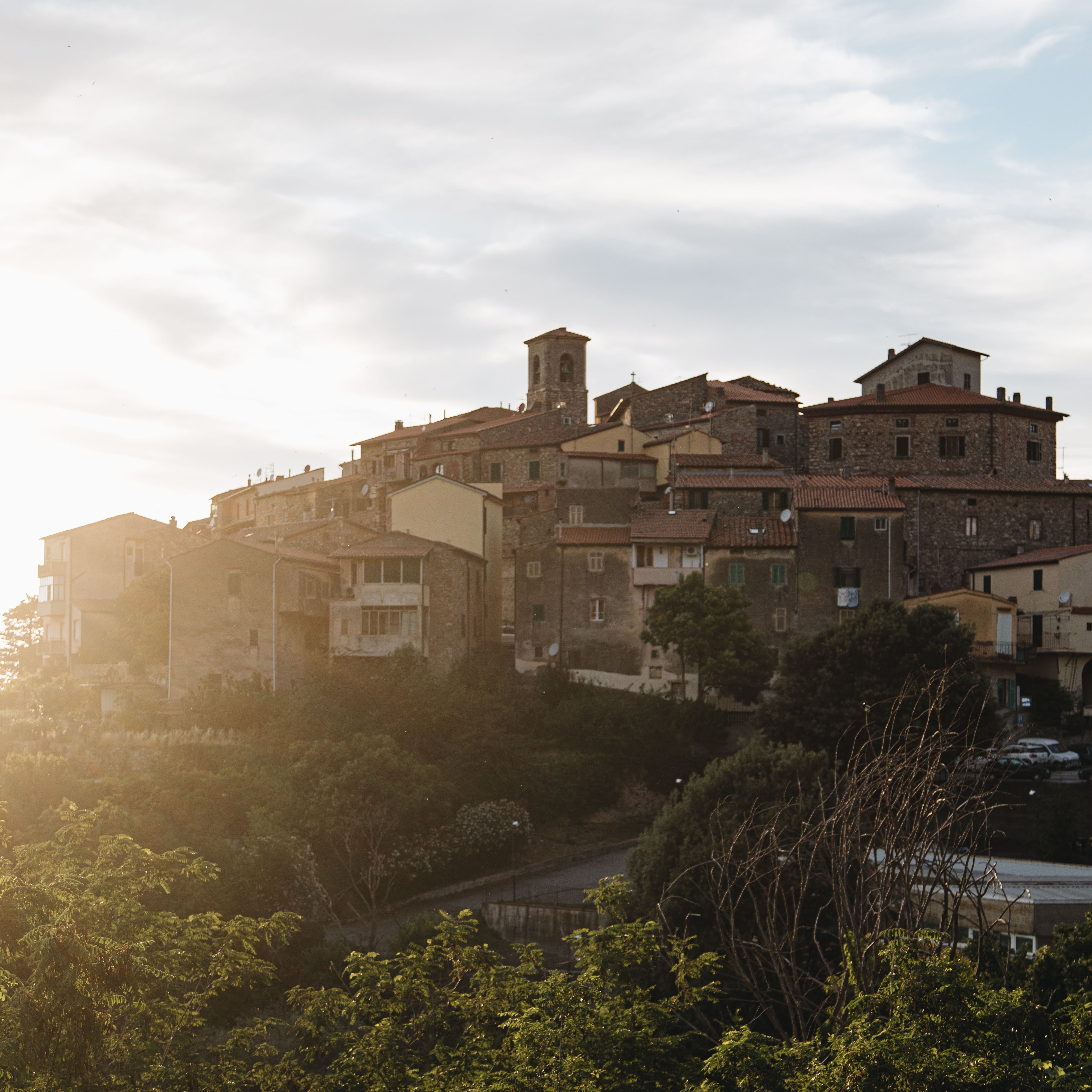 Vue d une ville depuis le sommet d une colline