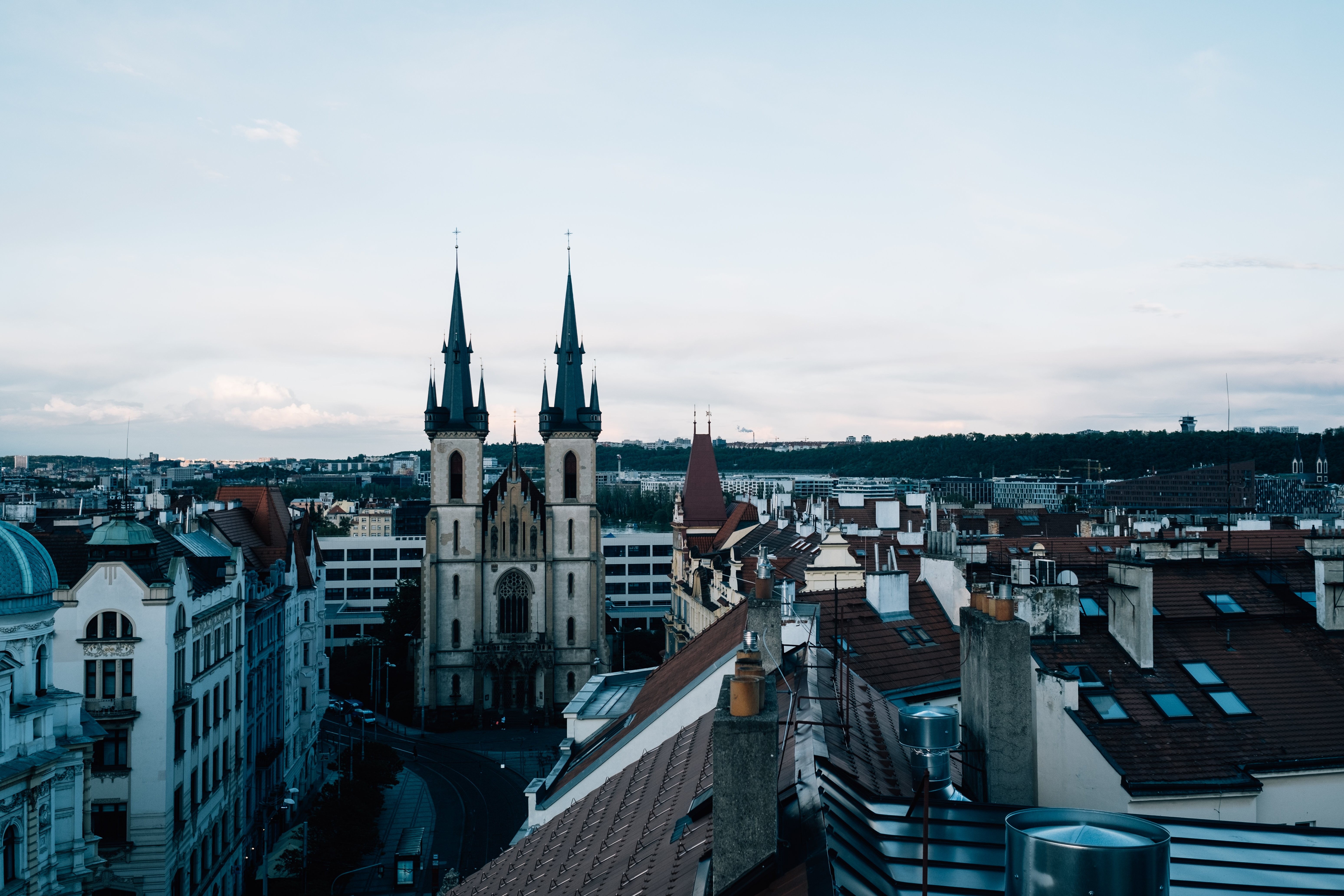 Photo : Une église historique entre deux bâtiments modernes