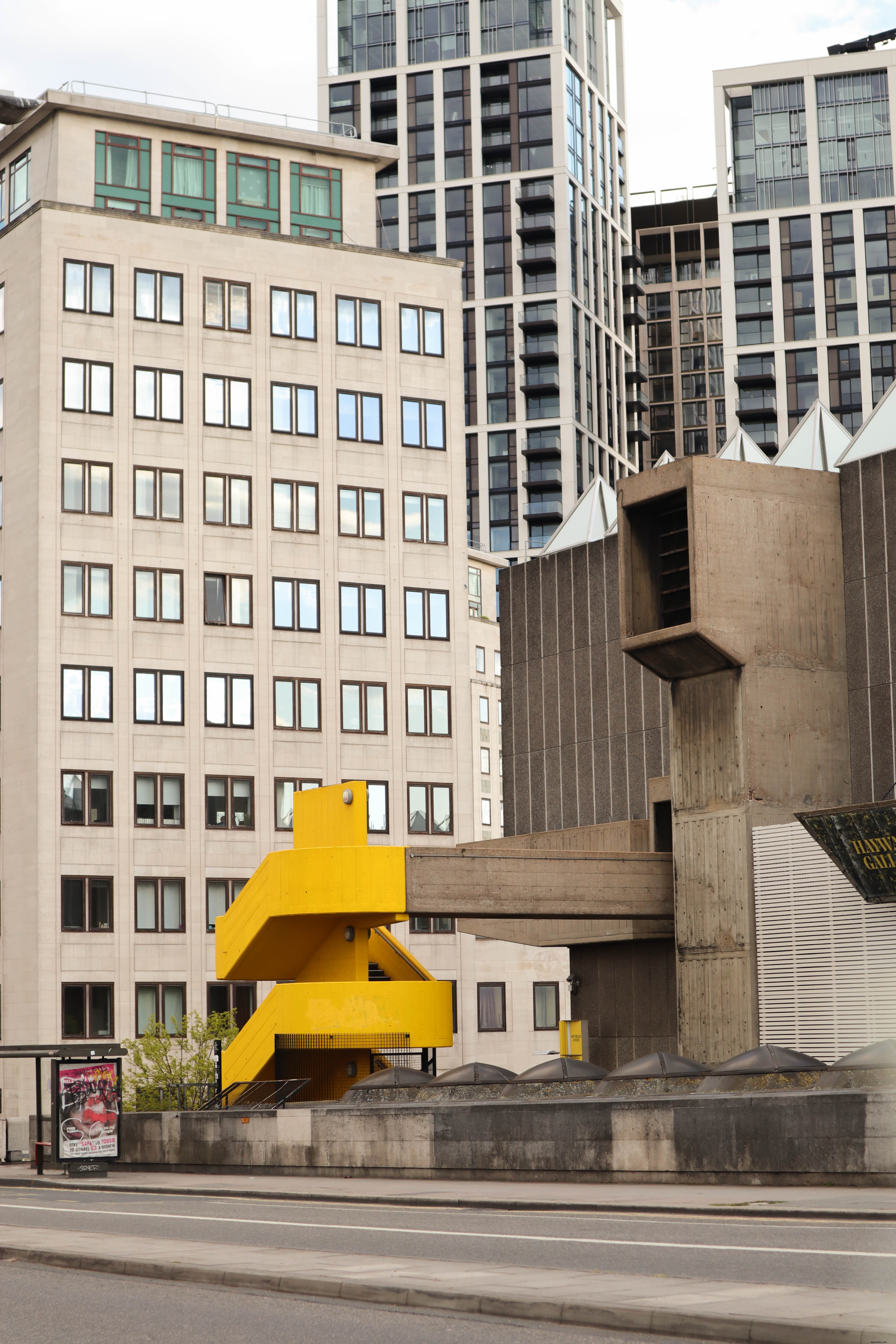 Photo de bâtiments urbains et d’un escalier jaune