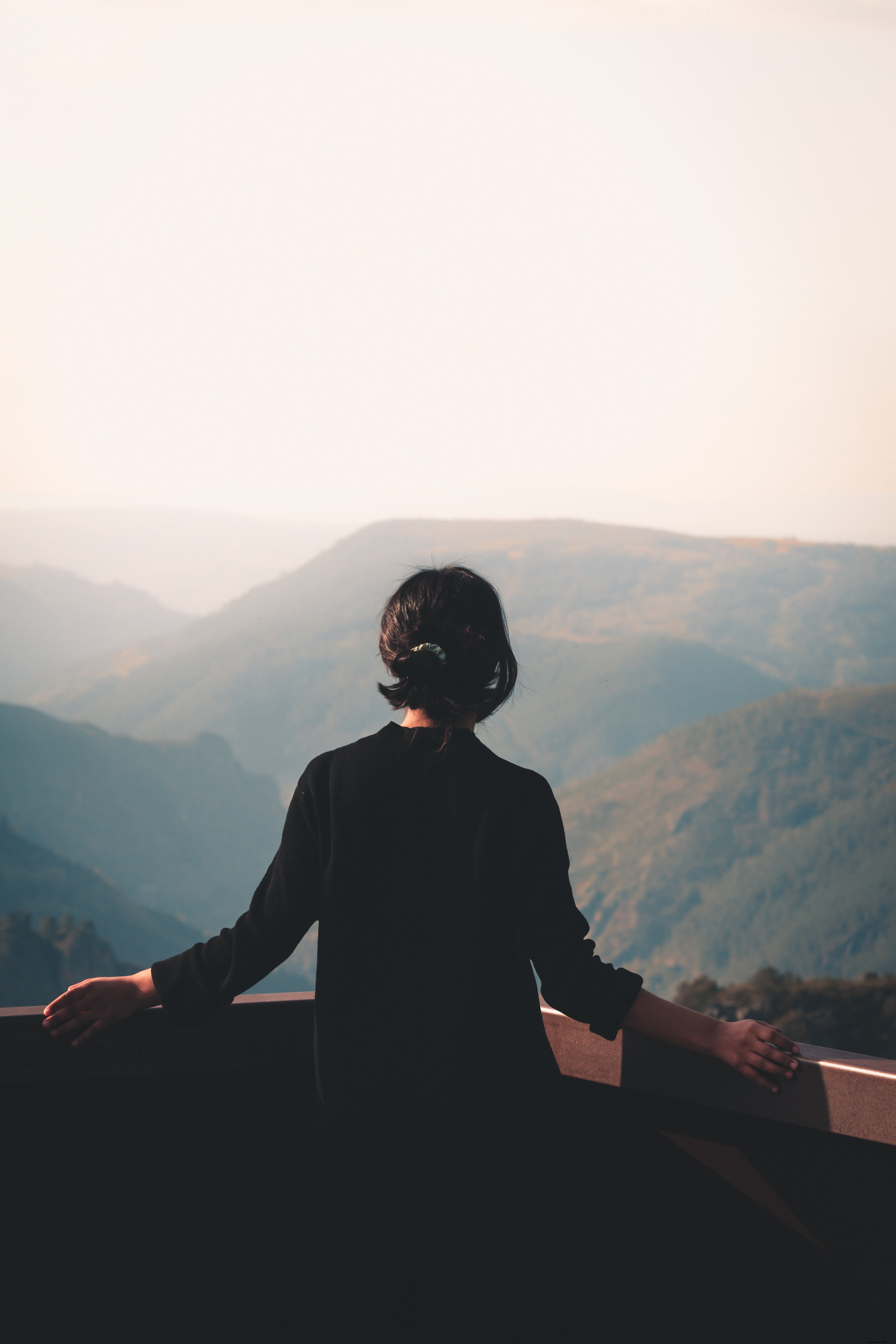Aucun visiteur sur le point de vue d’une montagne brumeuse