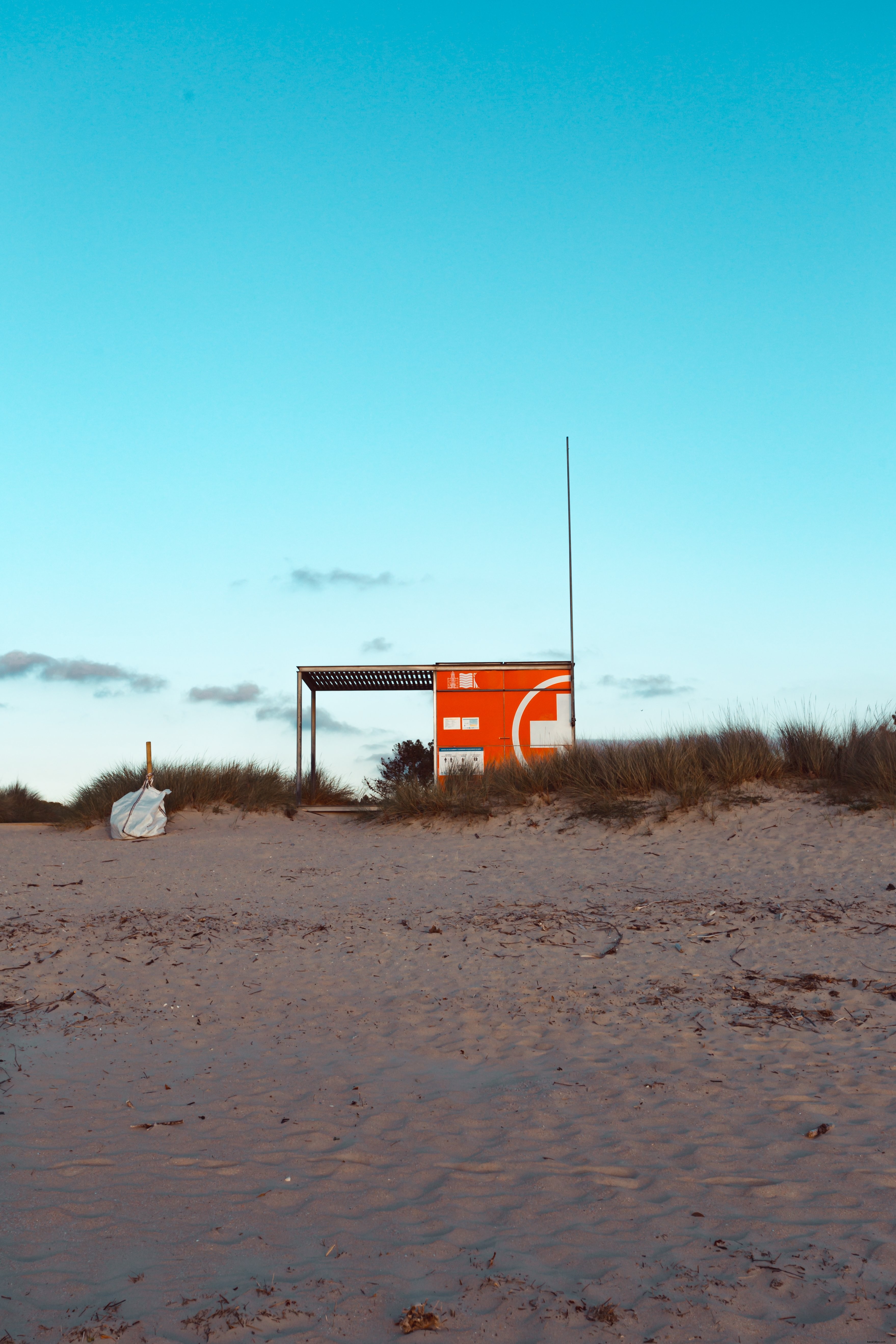 Photo d’un vaste désert de sable avec une structure métallique centrale
