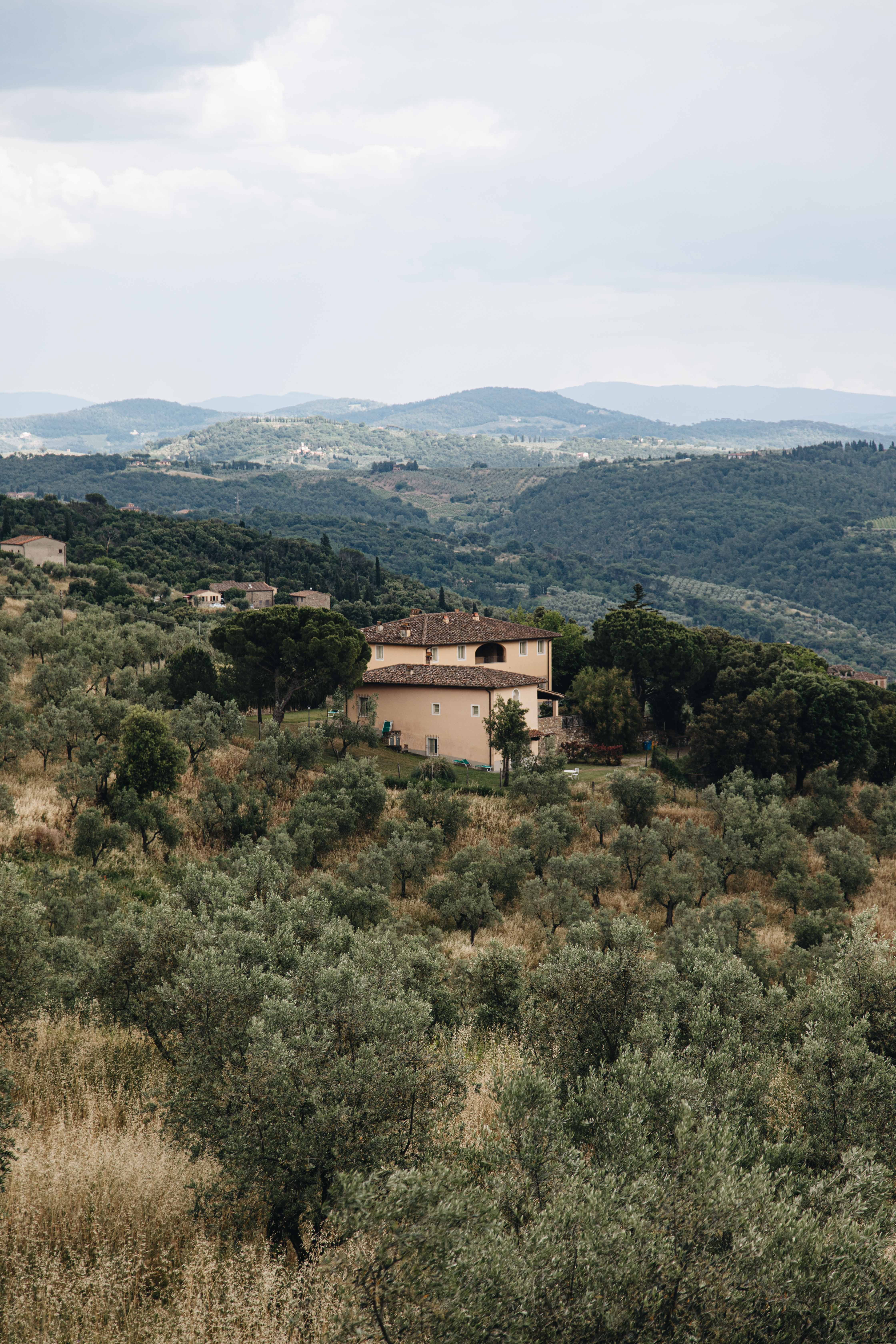 Maison nichée dans les montagnes – Photo