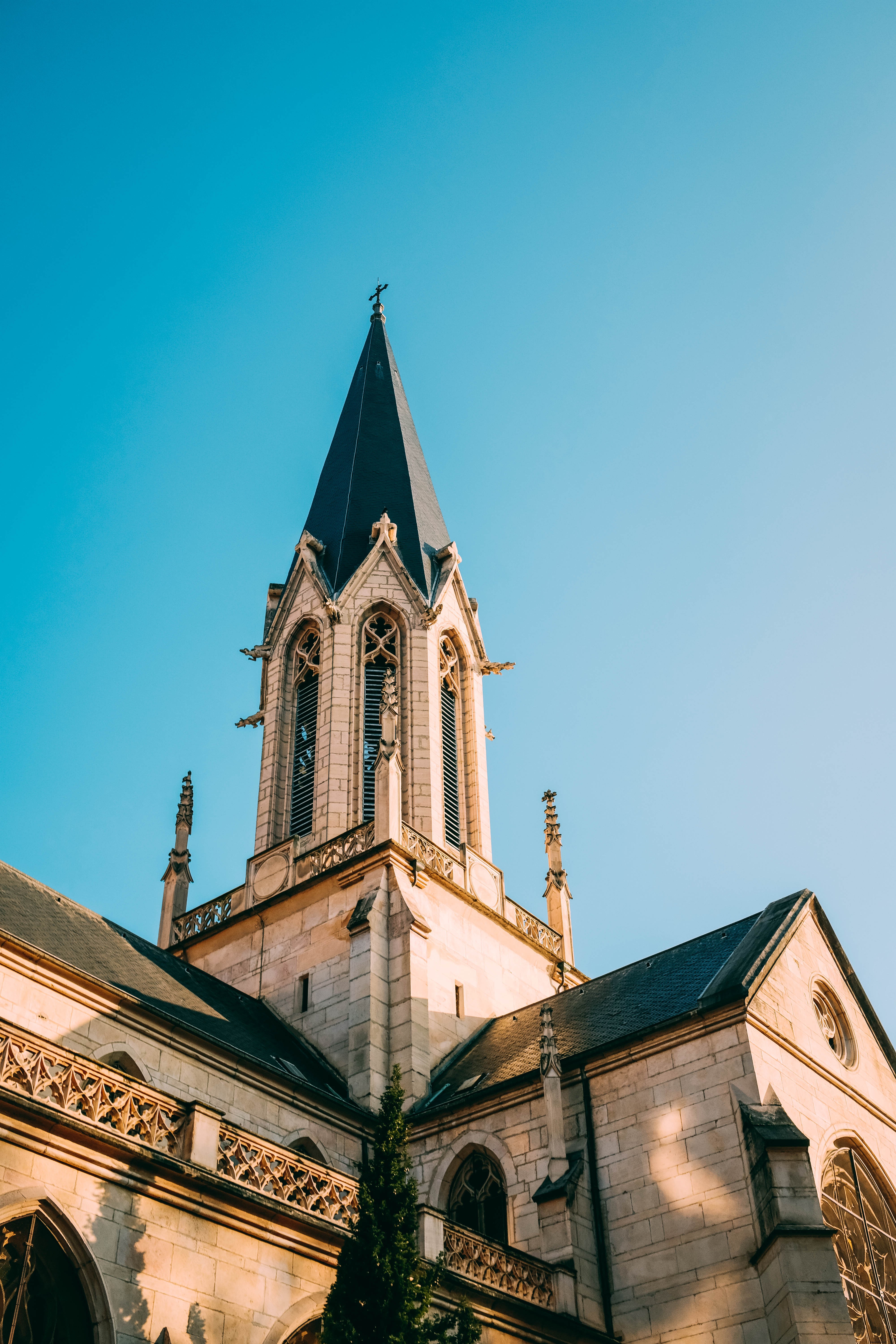 Photo du clocher de l église sous le soleil