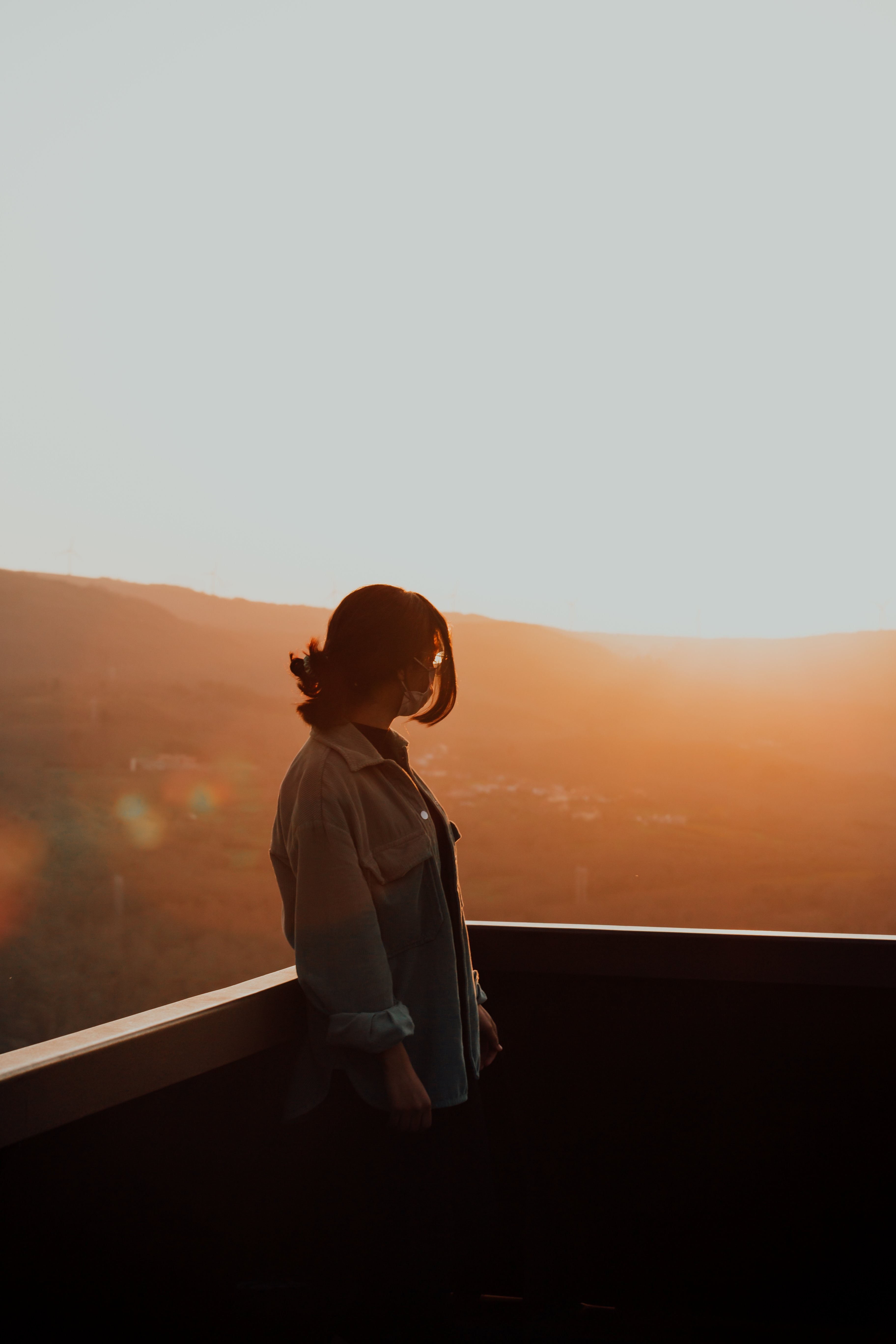 Silhouette d une personne sous la lumière chaude du soleil couchant