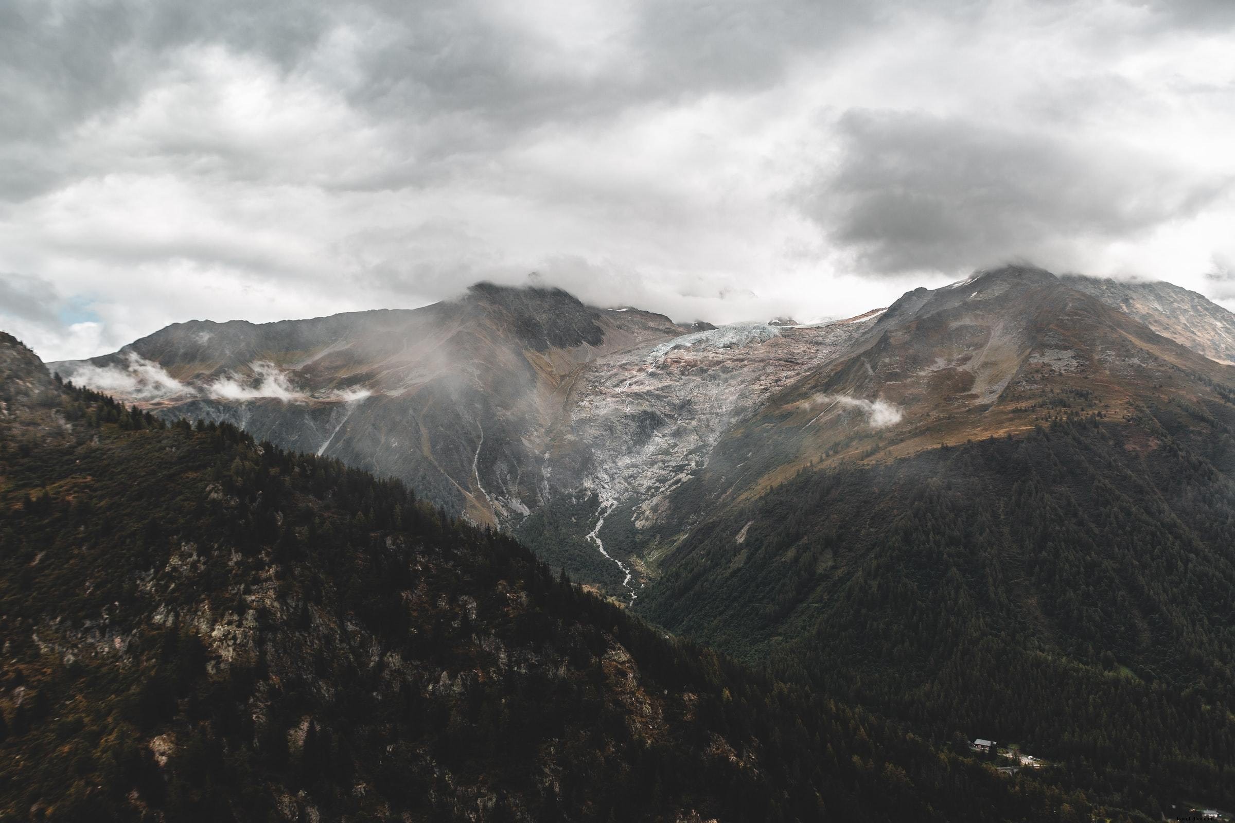 Nuages bas qui s étalent sur les montagnes, vue de la vallée