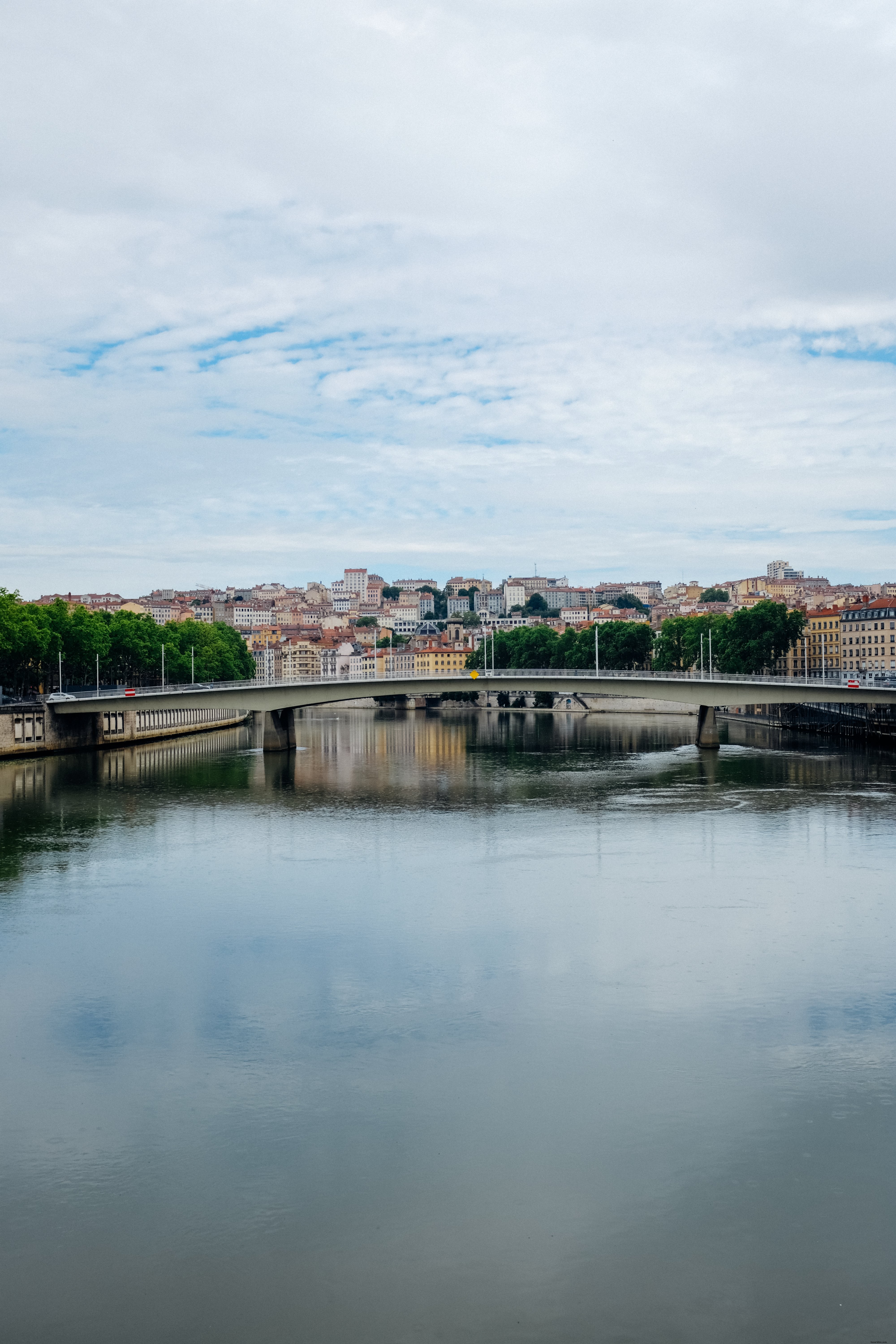 Vue d’une ville et d’un pont moderne à Still Water – Photo