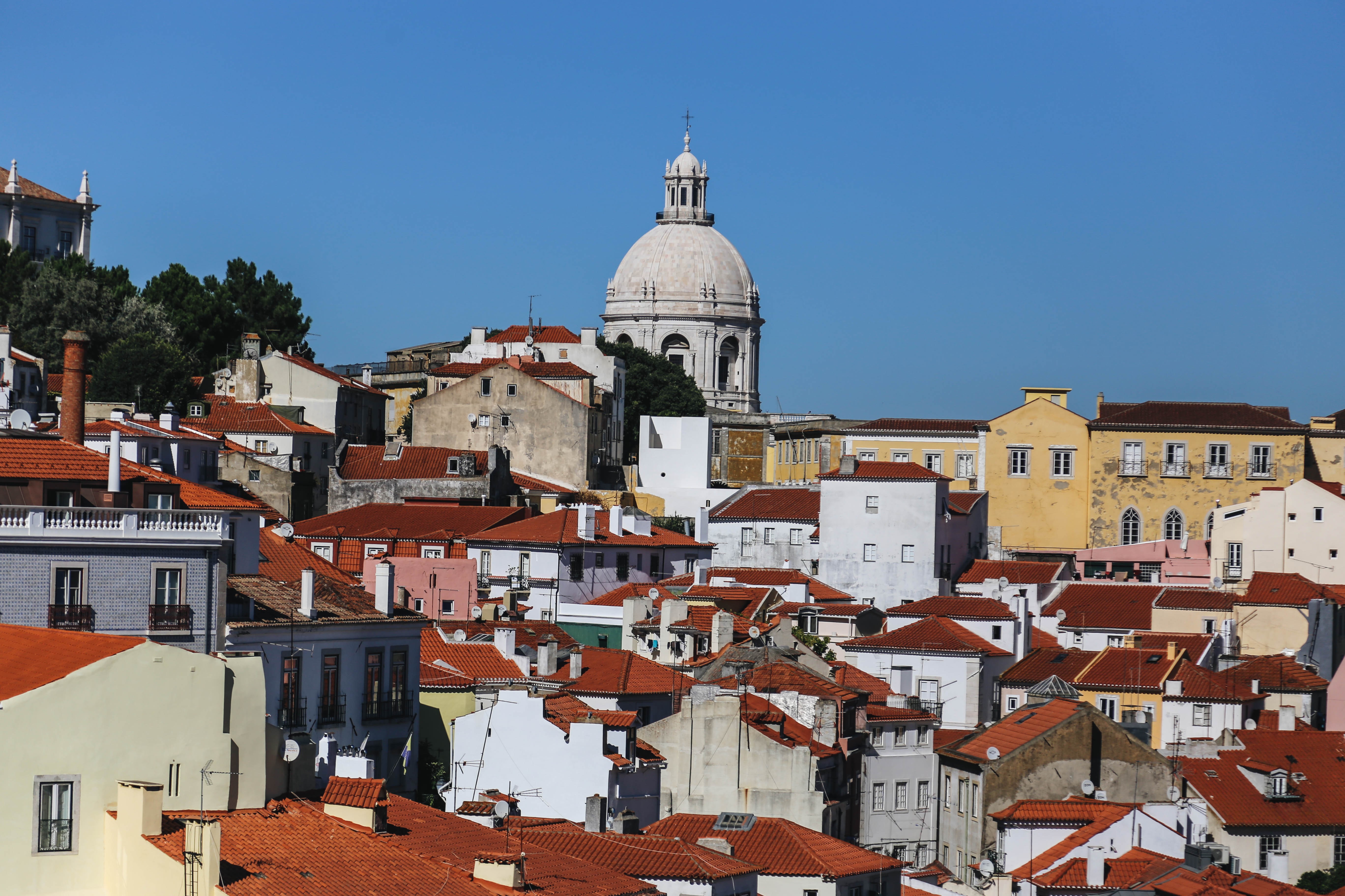 Clocher d église dominant les toits de Lisbonne – Photo