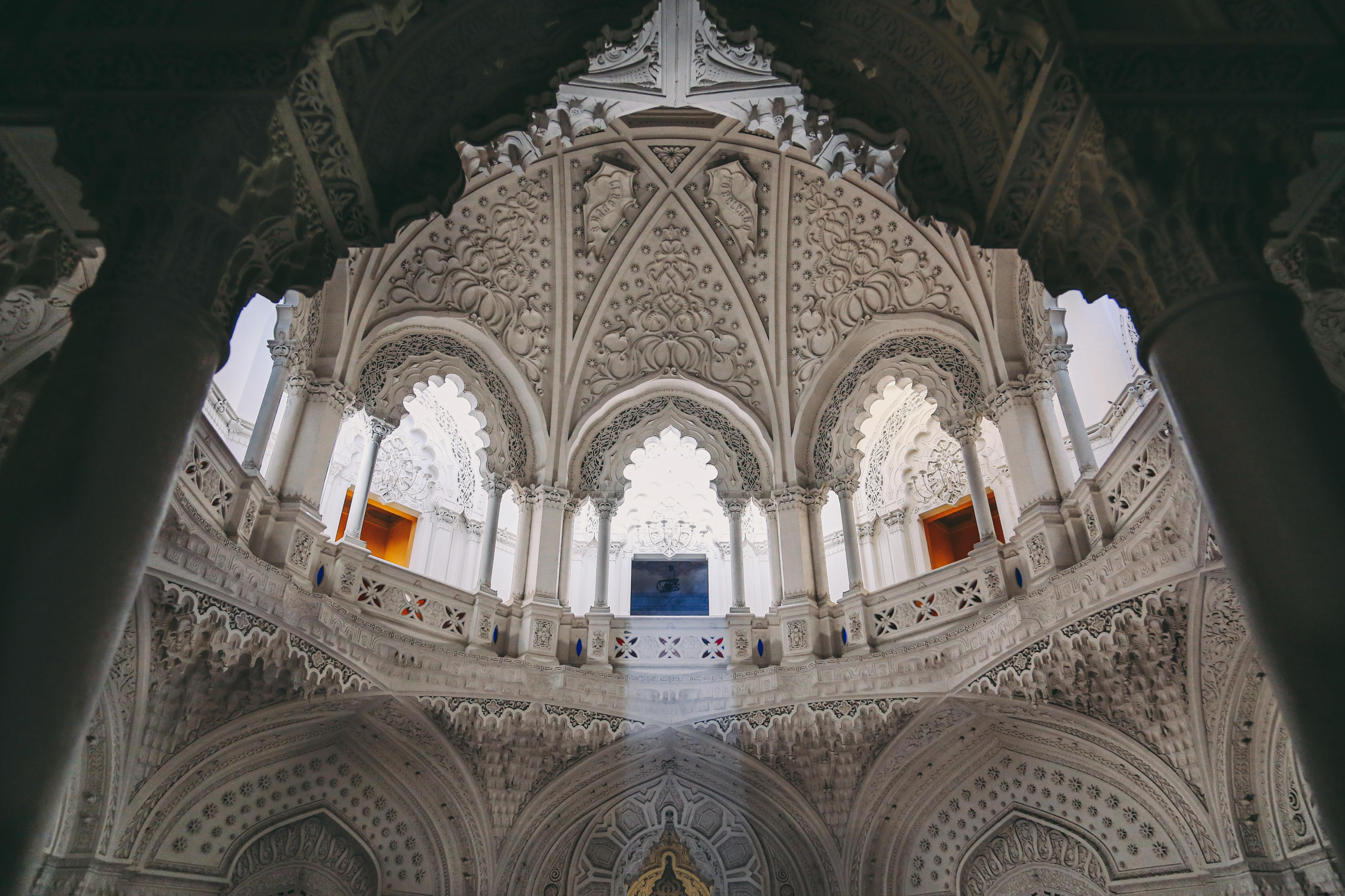 Fenêtres orange et bleues sur un bâtiment blanc