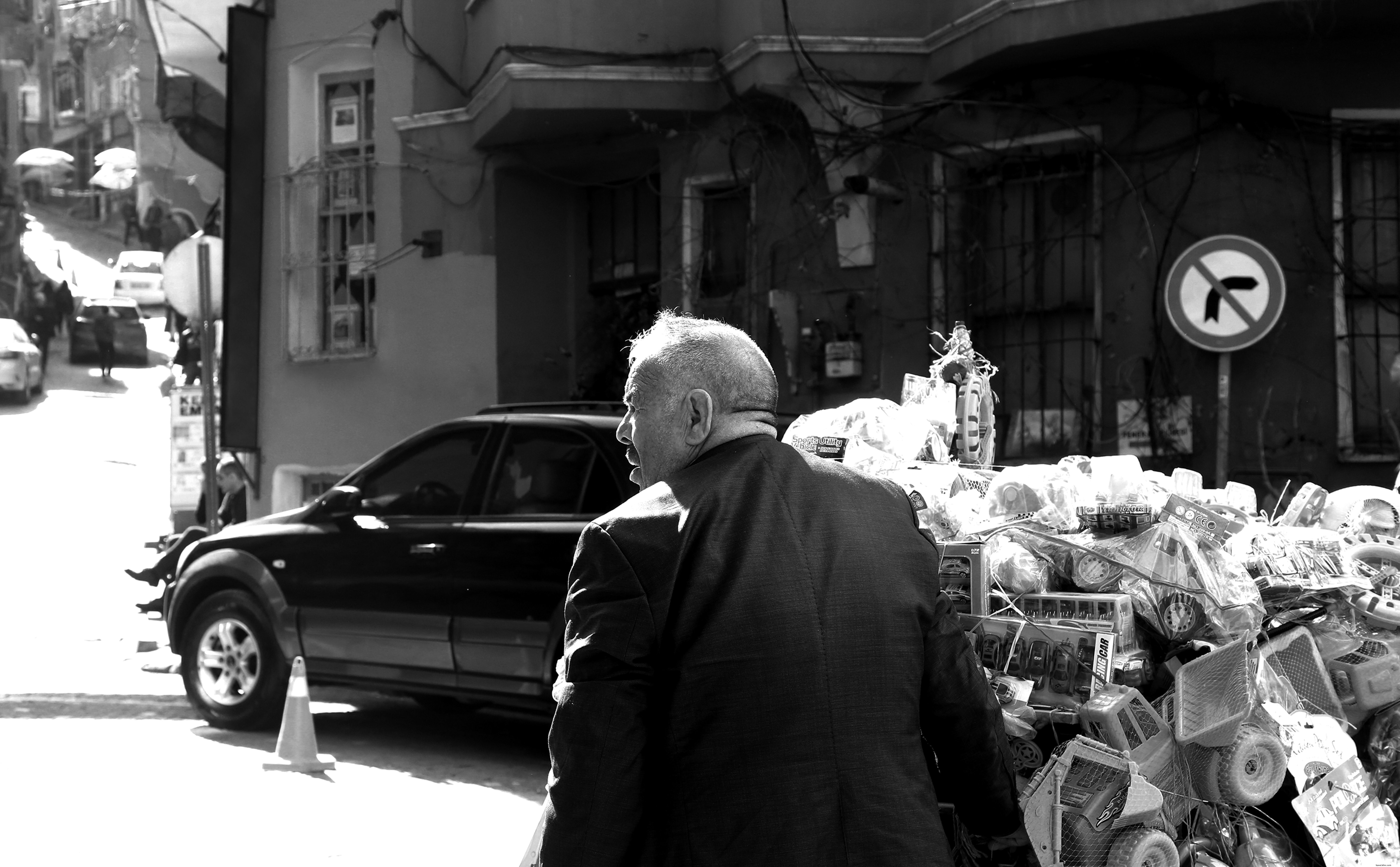 Une silhouette prête à traverser la rue, capturée en noir et blanc